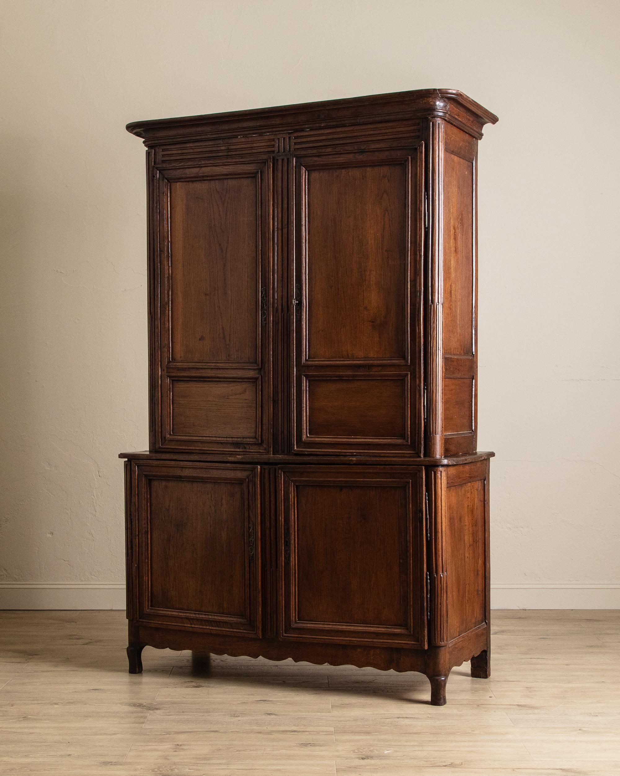 Français Grand meuble à deux portes aveugles en chêne français du XIXe siècle, France, années 1860 en vente