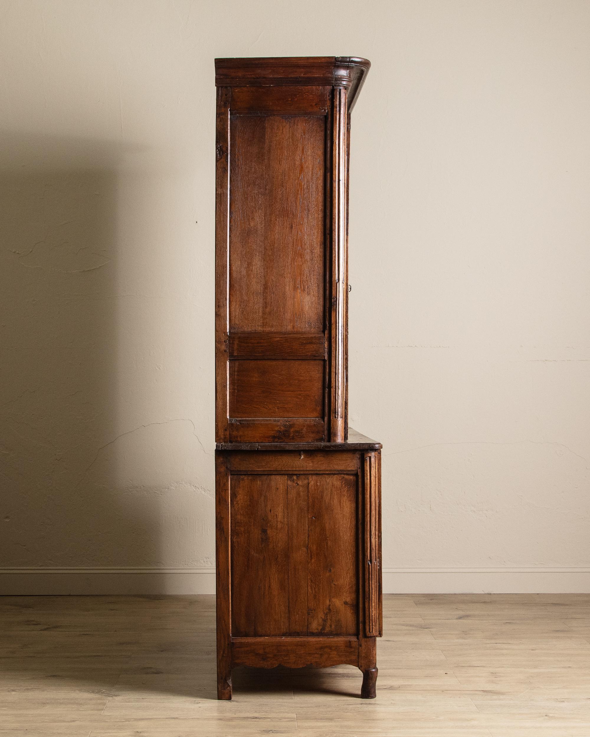 Grand meuble à deux portes aveugles en chêne français du XIXe siècle, France, années 1860 État moyen - En vente à Los Angeles, CA