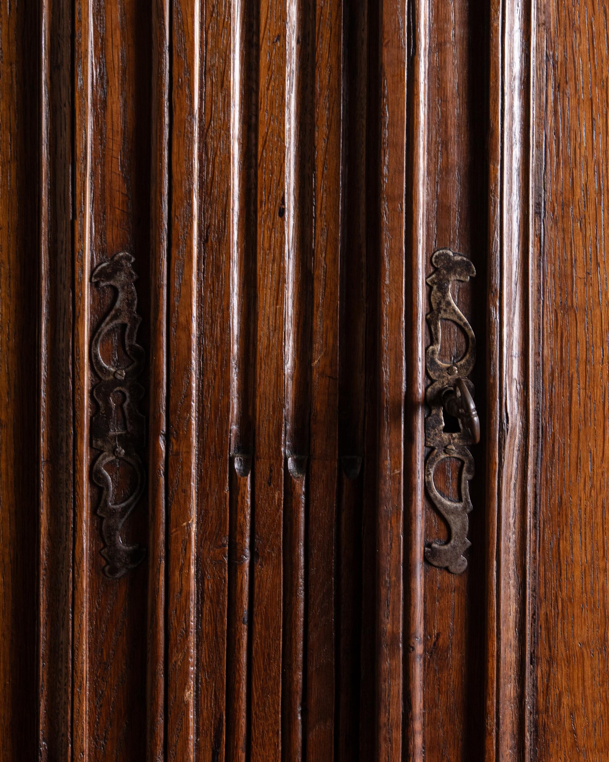 Grand meuble à deux portes aveugles en chêne français du XIXe siècle, France, années 1860 en vente 2
