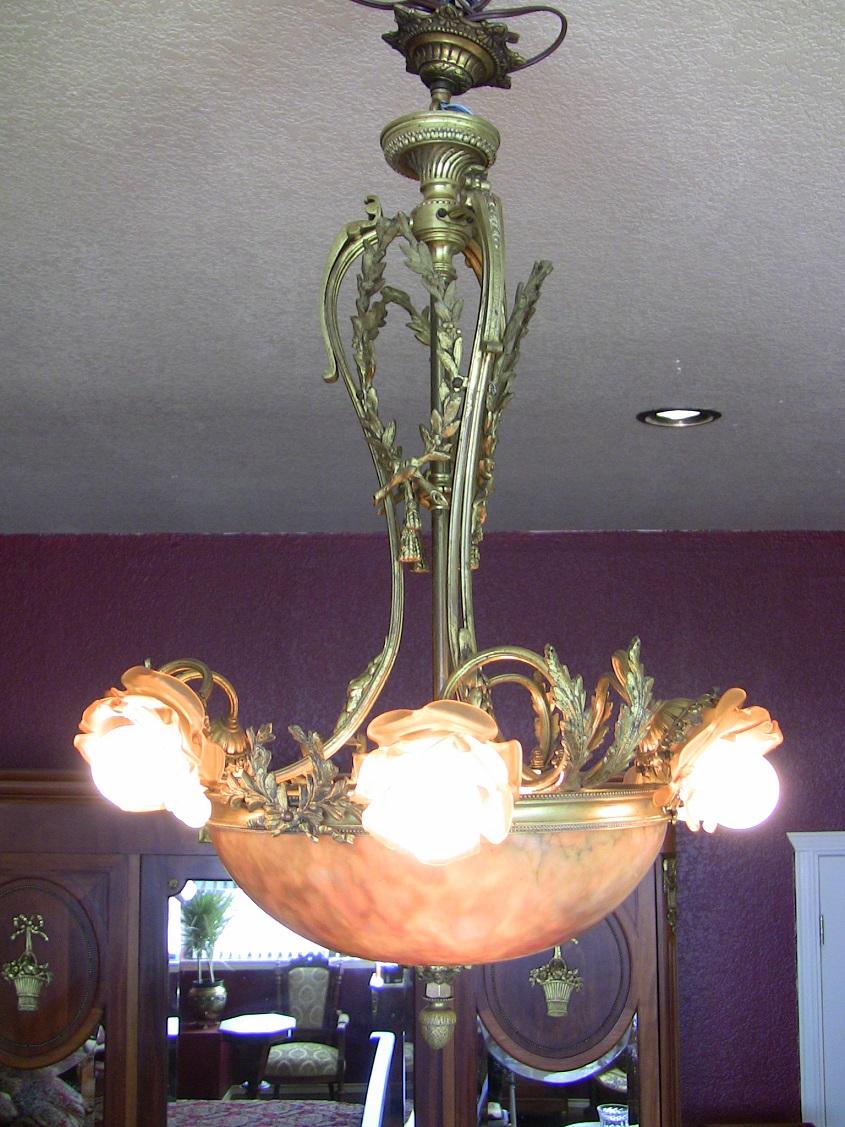 Splendido lampadario francese del XIX secolo in stile Luigi XVI.
Colonne e supporti centrali in ottone e ormolu. Colonna centrale circondata da tre corone di alloro.
Tre covoni di grano sovrastano l'ombra. Grande paralume in alabastro con toni