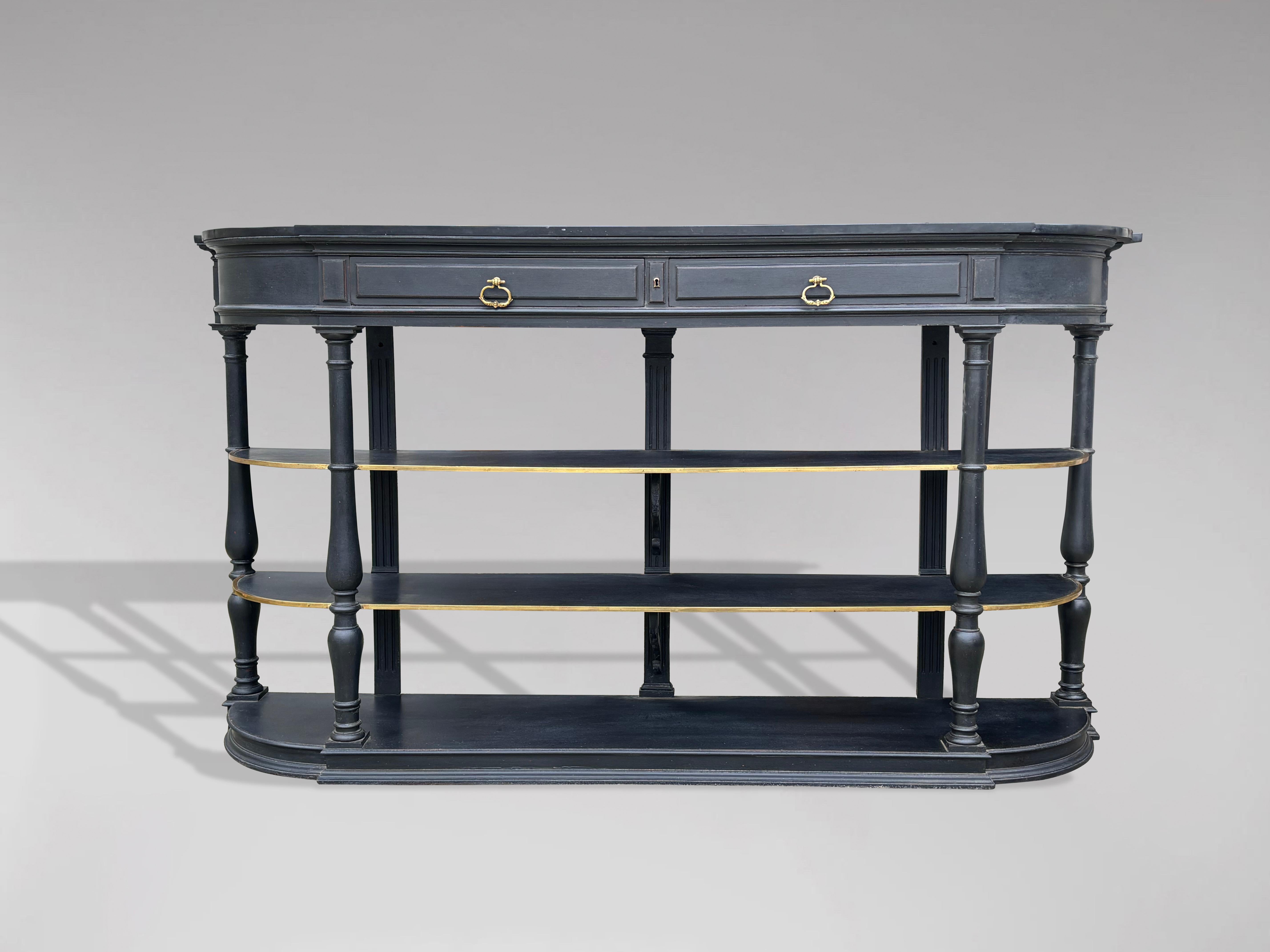 Console française du XIXe siècle en acajou peint, avec un plateau d'origine en marbre noir façonné au-dessus d'une paire de tiroirs avec serrure fonctionnelle, deux étagères solides façonnées avec des accessoires en laiton, soutenues par quatre