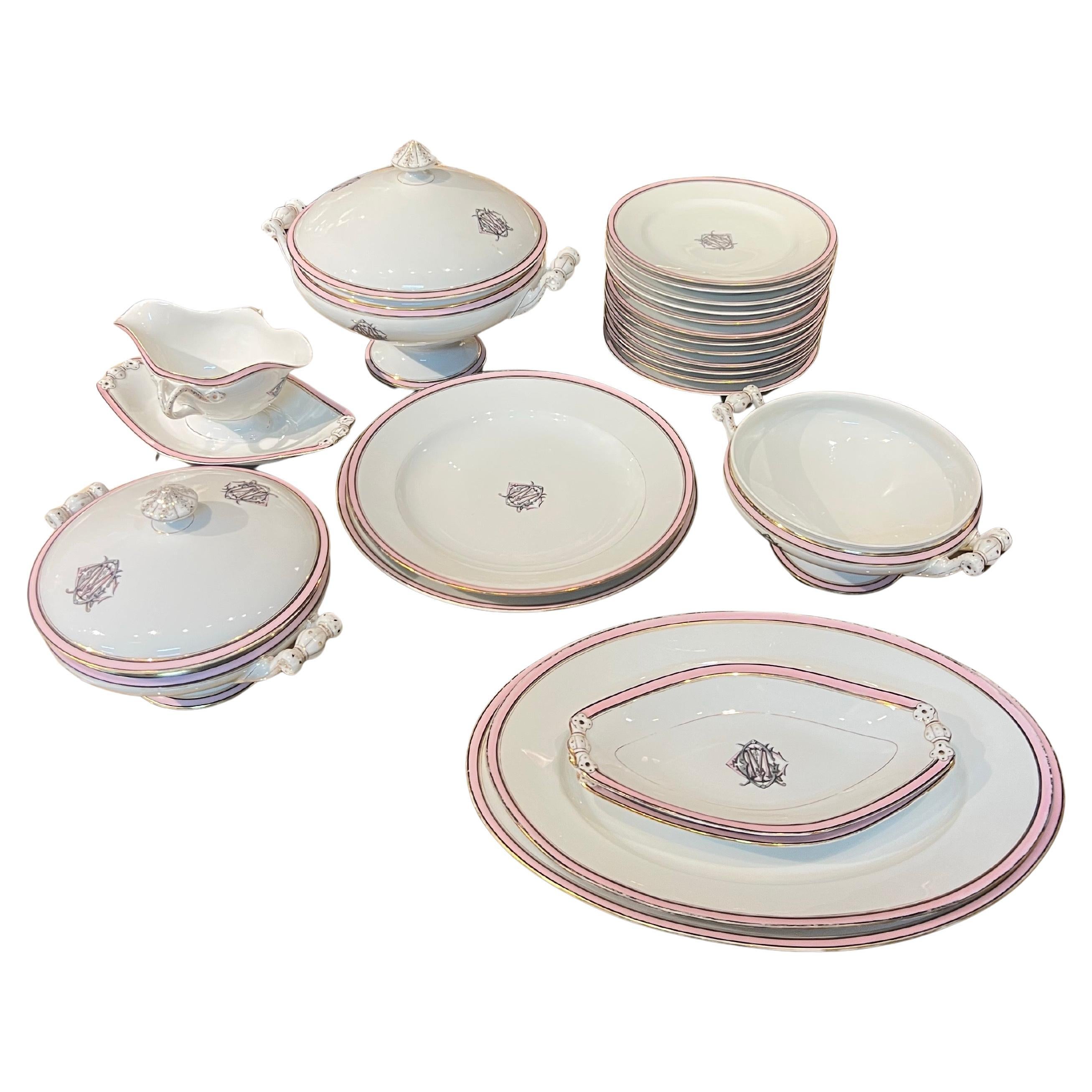 Service de table en porcelaine française du 19e siècle par Aux Lions de Faience