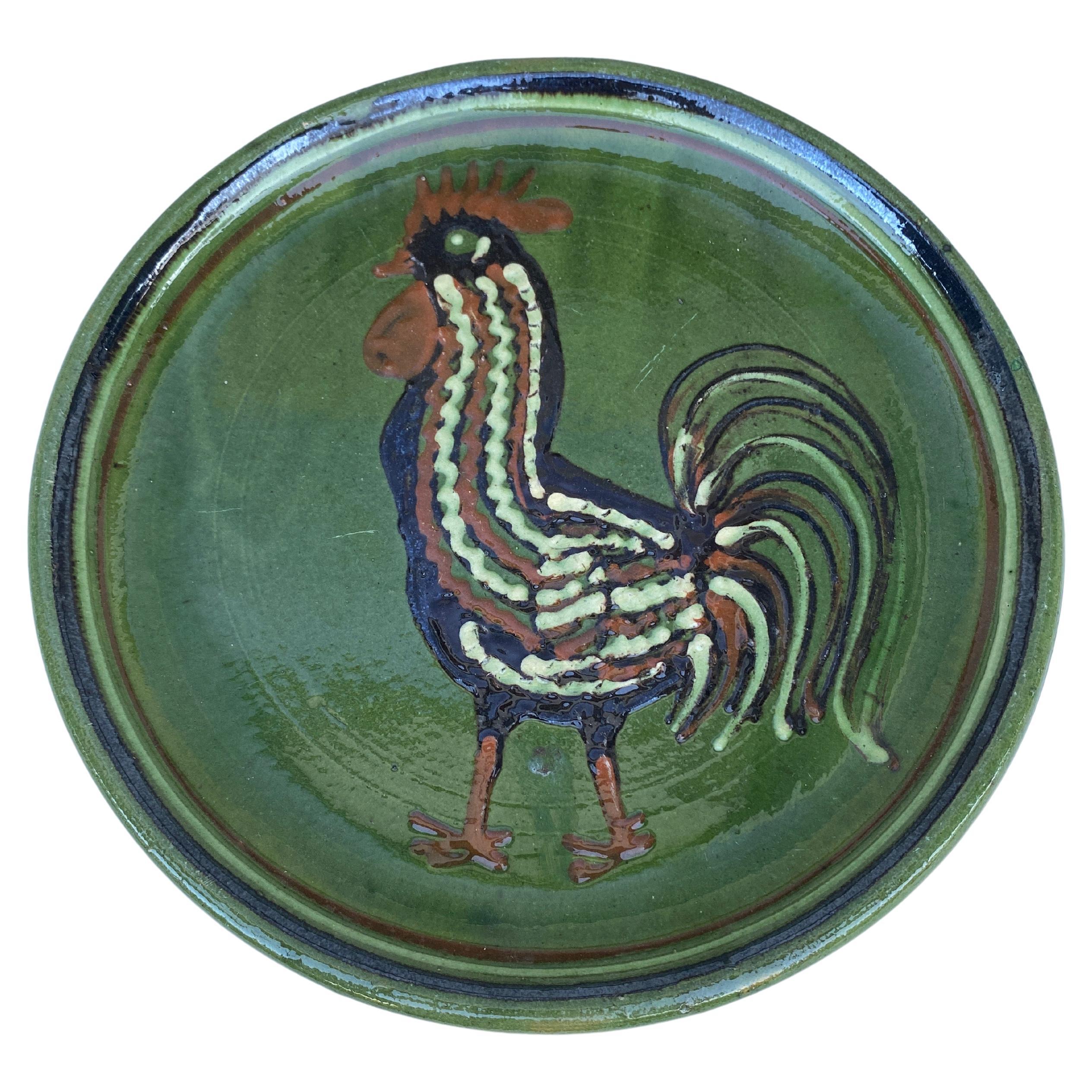 Grand plat à coq en poterie française du 19e siècle.
Style campagnard.