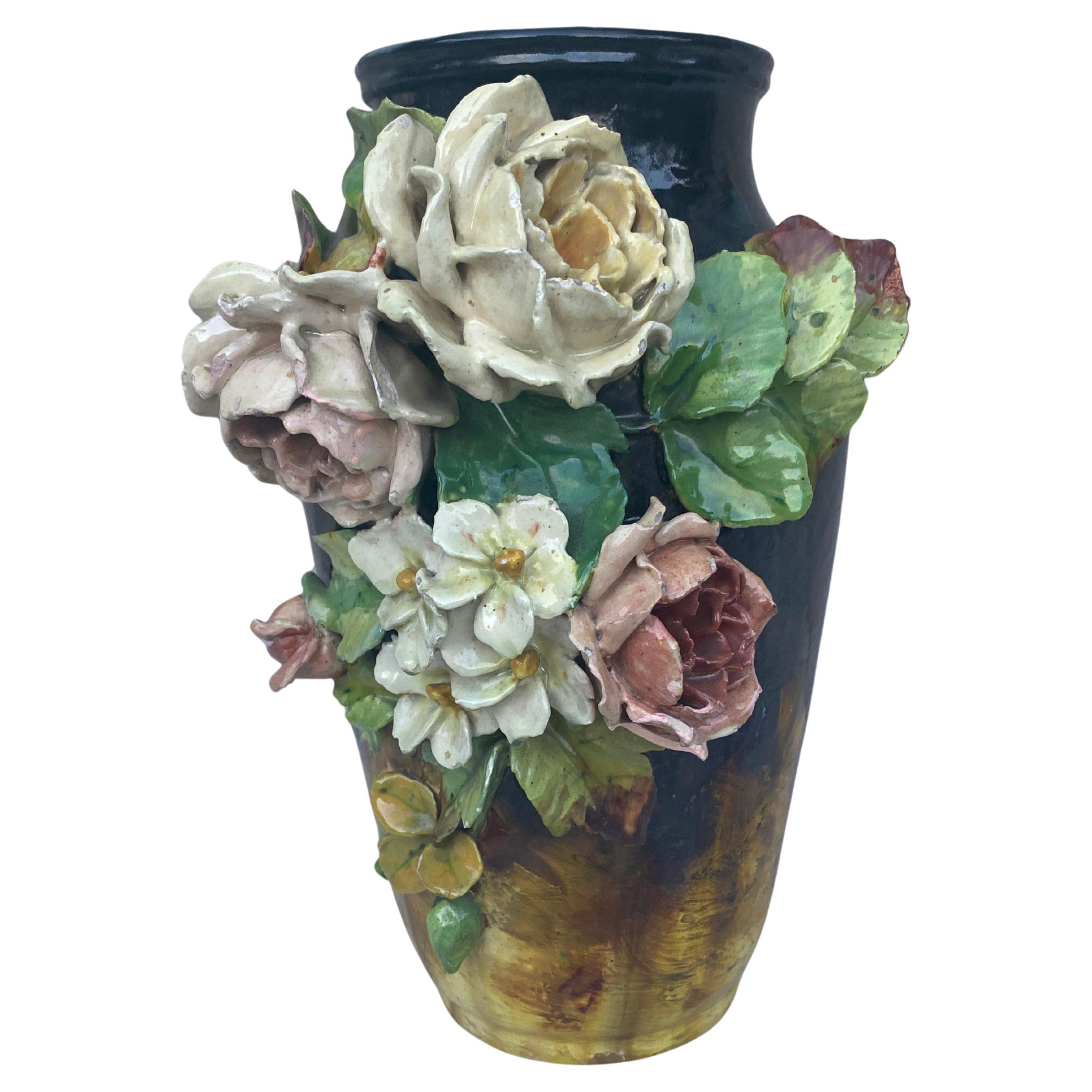 Grand vase français du XIXe siècle en majolique, signé Theodore Lefront, contenant des roses et des fleurs.
Peu d'accidents sur les feuilles.
Hauteur / 12.5 pouces .
Diamètre / 9,5 pouces.