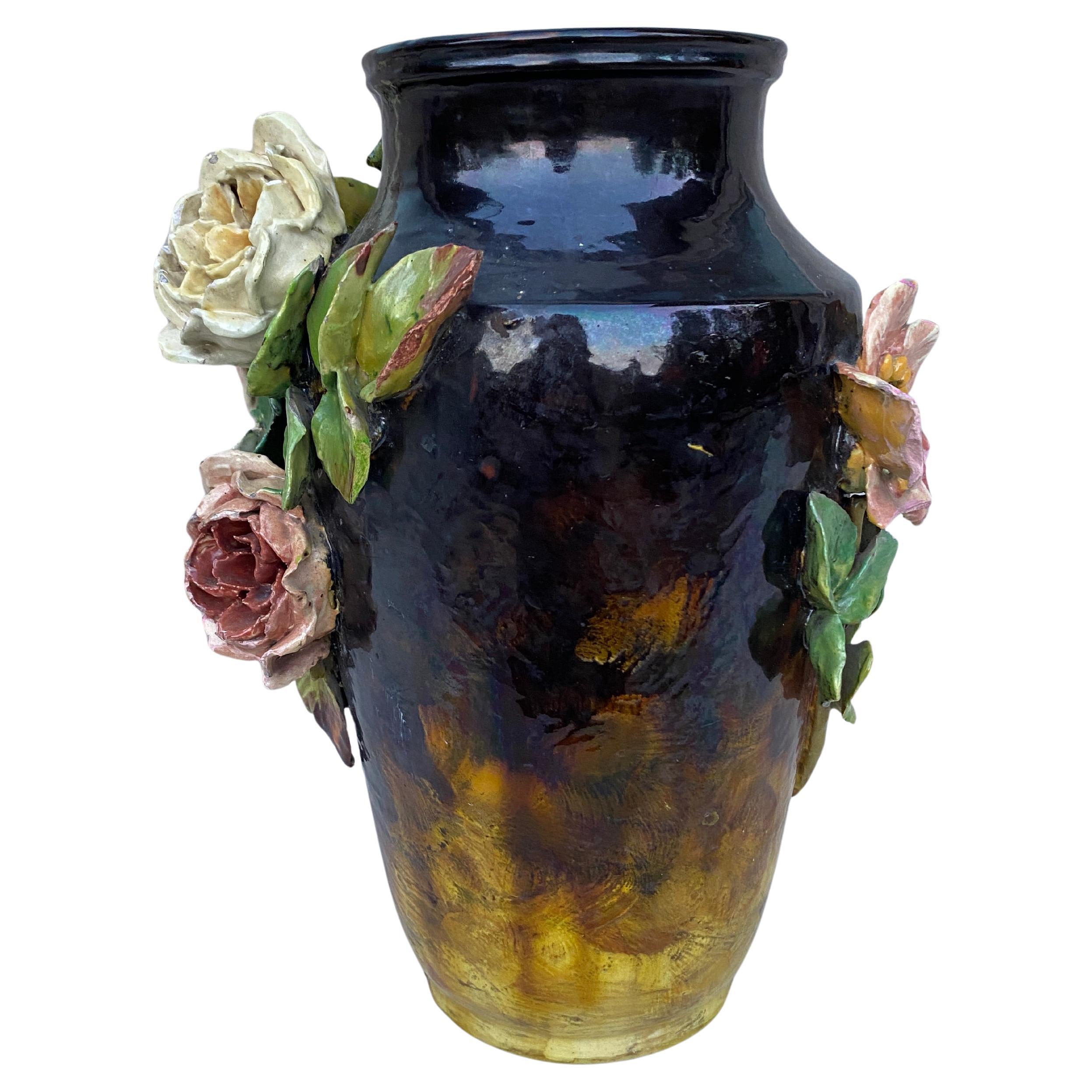 Country Grand vase français du XIXe siècle en majolique Roses et fleurs Theodore Lefront en vente