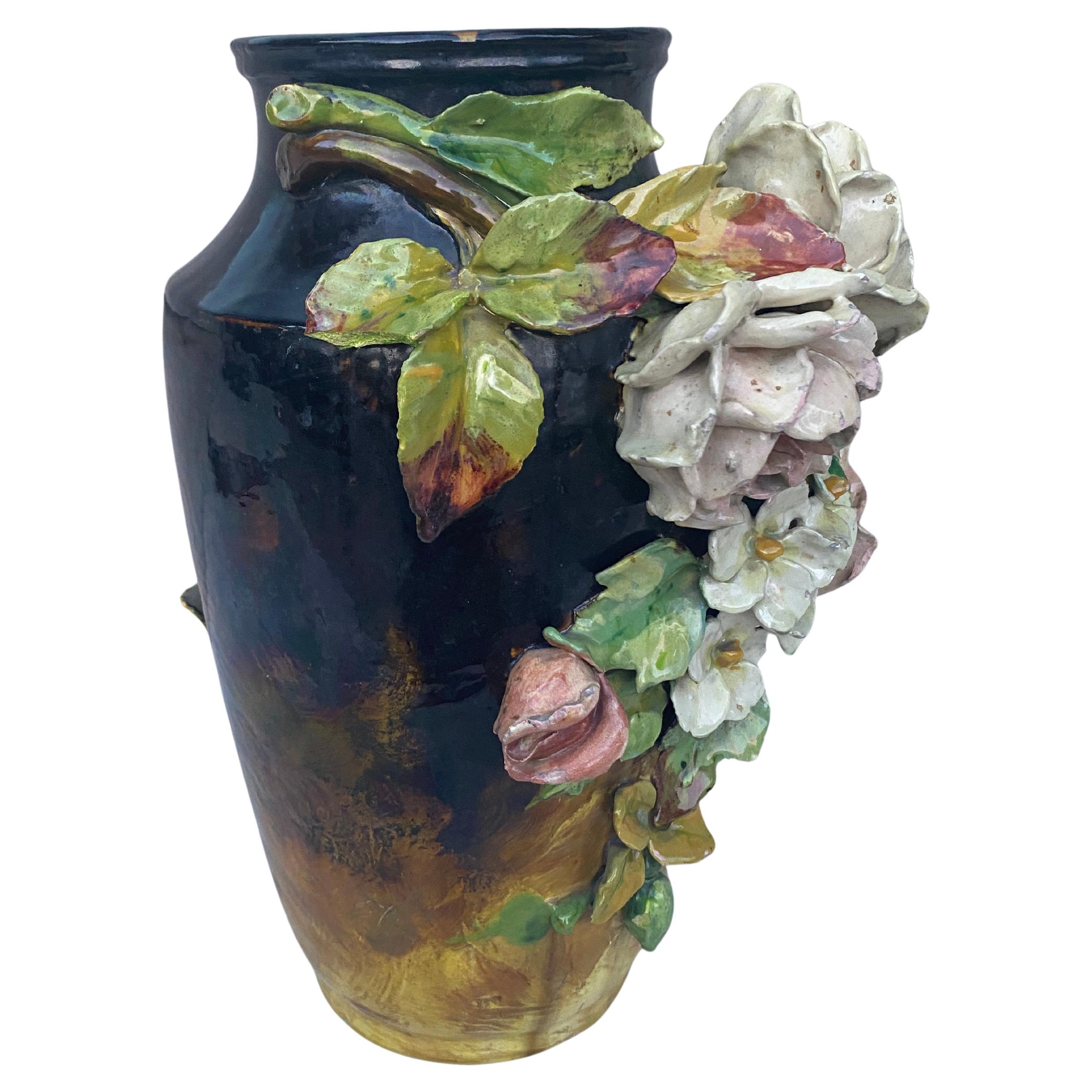 Français Grand vase français du XIXe siècle en majolique Roses et fleurs Theodore Lefront en vente