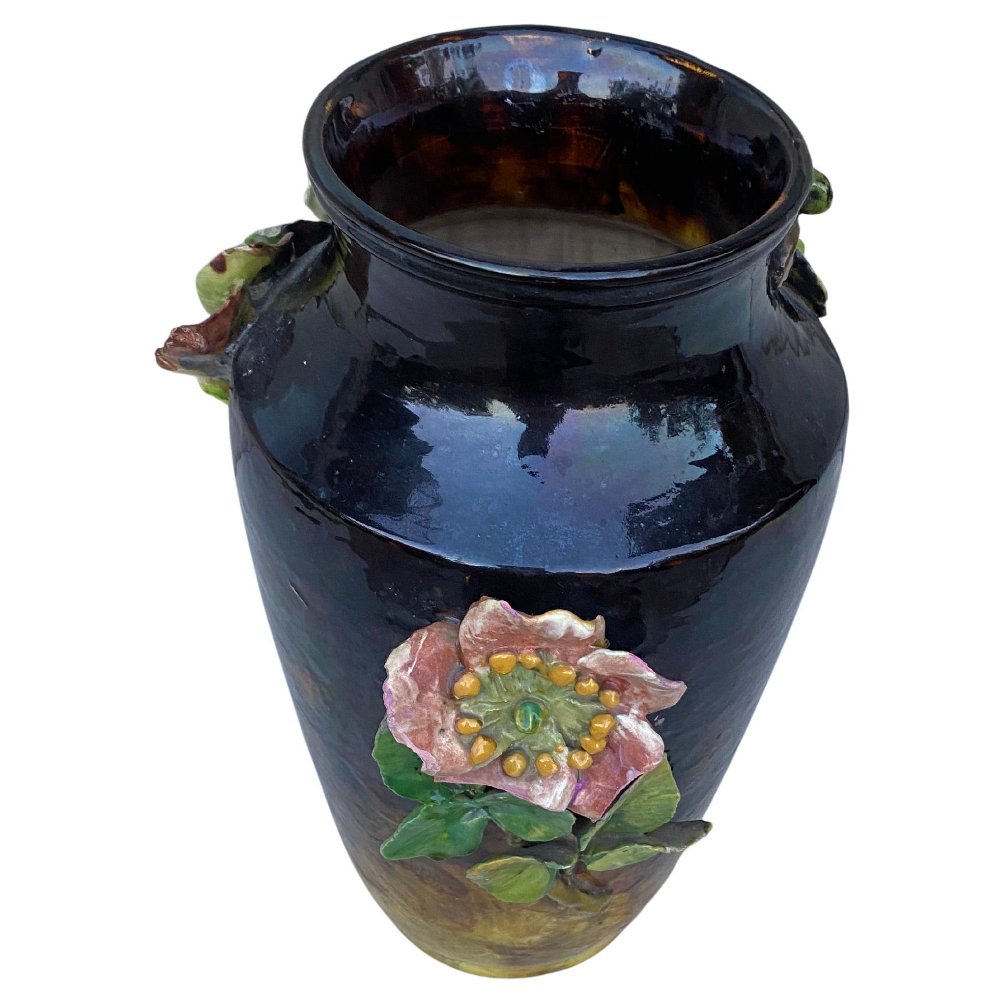 Grand vase français du XIXe siècle en majolique Roses et fleurs Theodore Lefront Bon état - En vente à Austin, TX