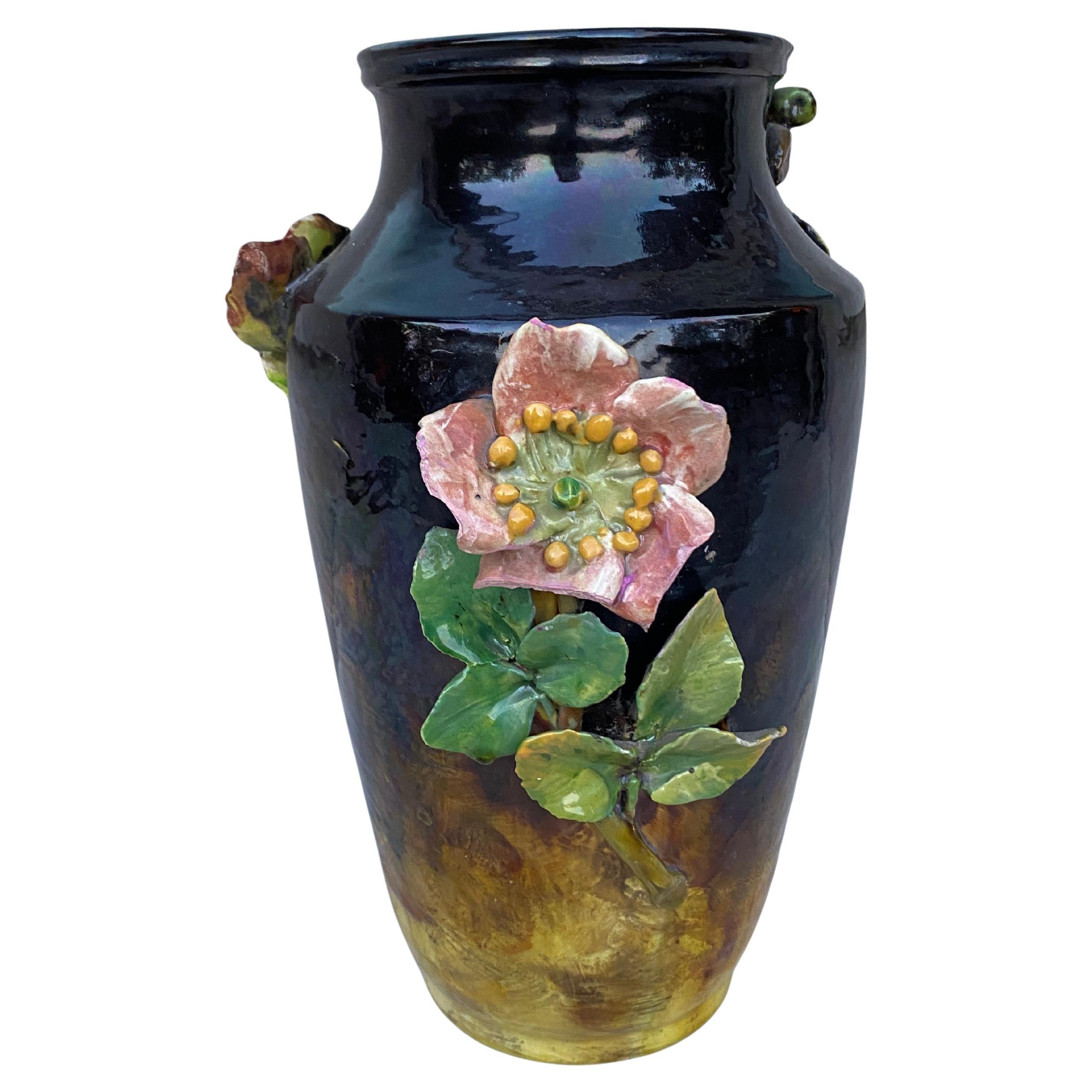 Fin du XIXe siècle Grand vase français du XIXe siècle en majolique Roses et fleurs Theodore Lefront en vente
