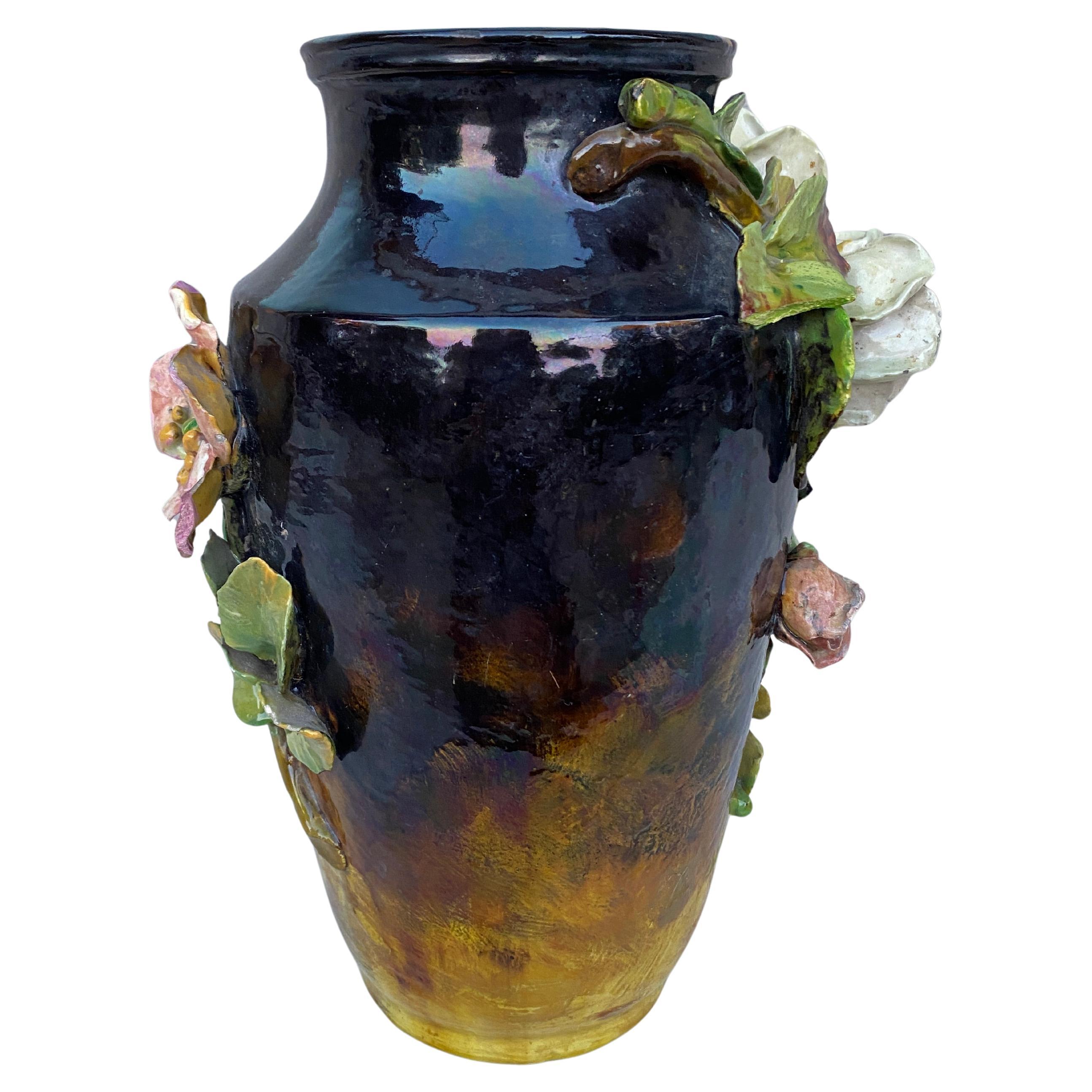 Céramique Grand vase français du XIXe siècle en majolique Roses et fleurs Theodore Lefront en vente