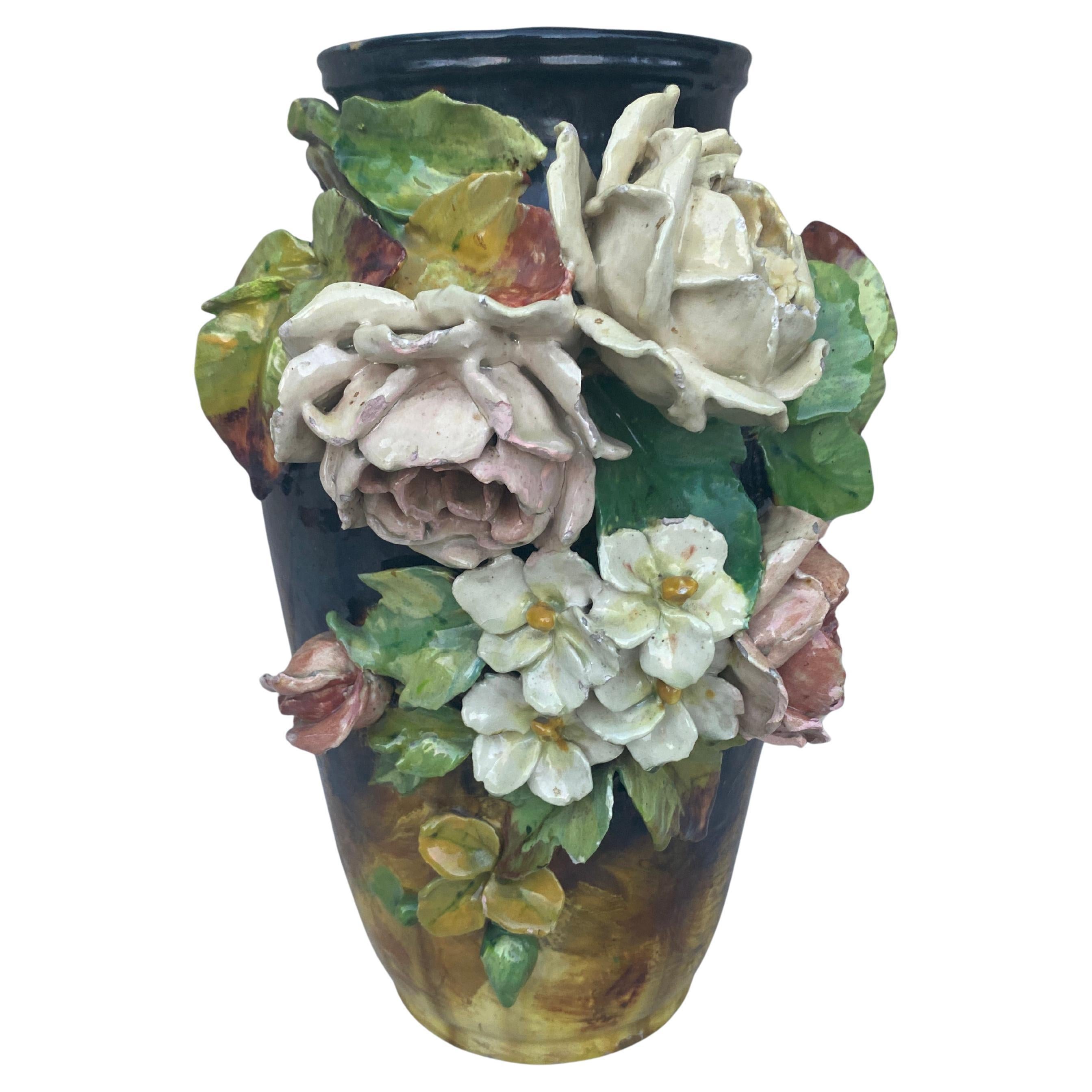 Grand vase français du XIXe siècle en majolique Roses et fleurs Theodore Lefront en vente