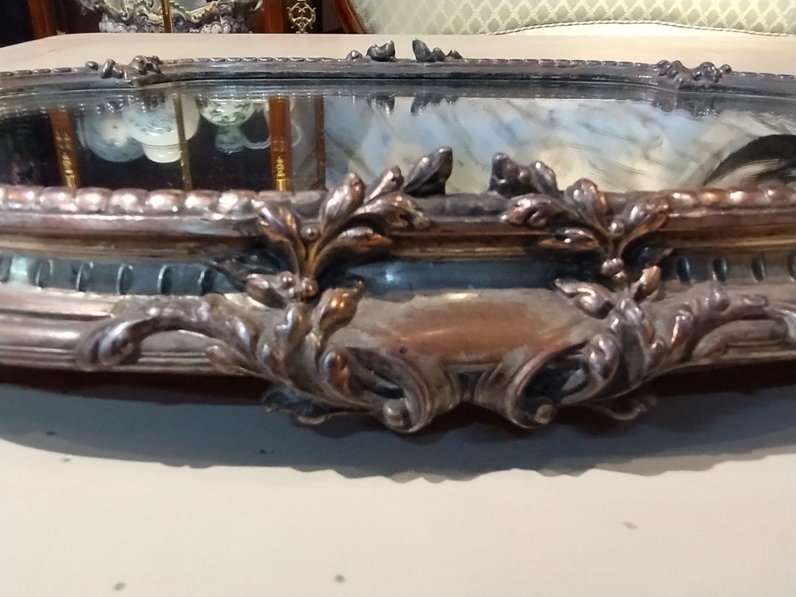 Sculpté à la main Grande pièce centrale ovale française du 19ème siècle en métal argenté avec plateau en miroir en vente