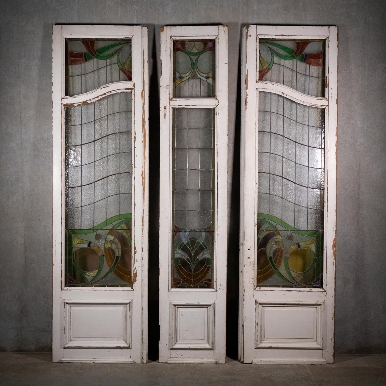 Exceptionnel ensemble de grandes portes d'entrée décoratives en verre teinté provenant d'une grande villa du sud de la France. Conservée au Canada pendant plus de 30 ans.  Le verre est en très bon état avec la possibilité d'utiliser seulement deux