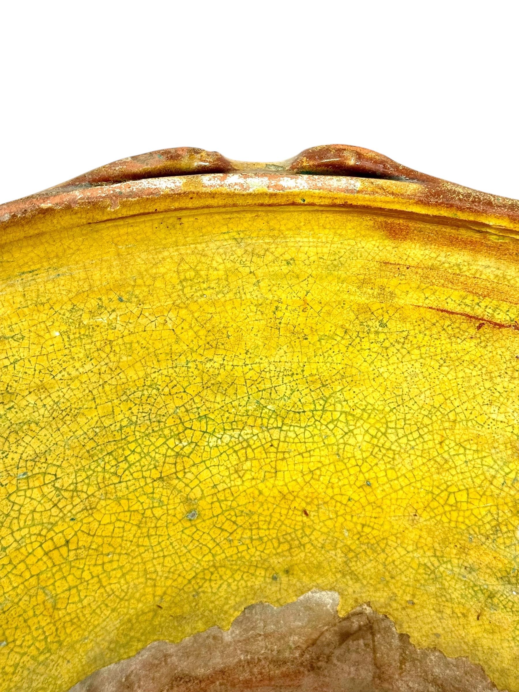 Grande ciotola francese in terracotta del XIX secolo con patina rustica gialla in vendita 4
