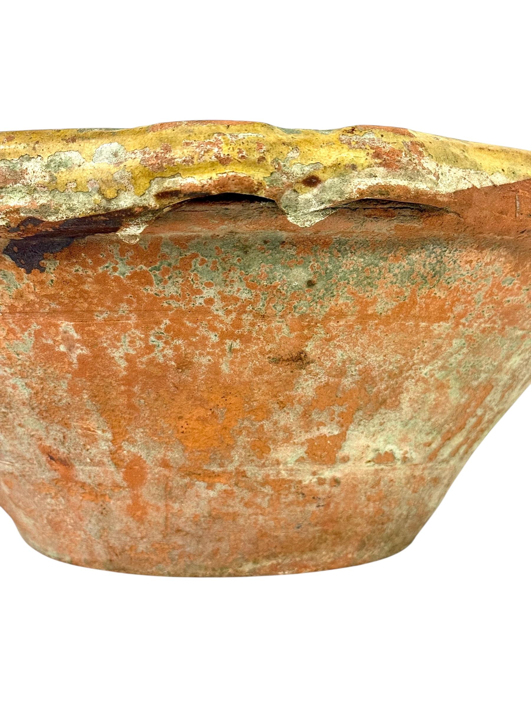 Grande ciotola francese in terracotta del XIX secolo con patina rustica gialla in vendita 5