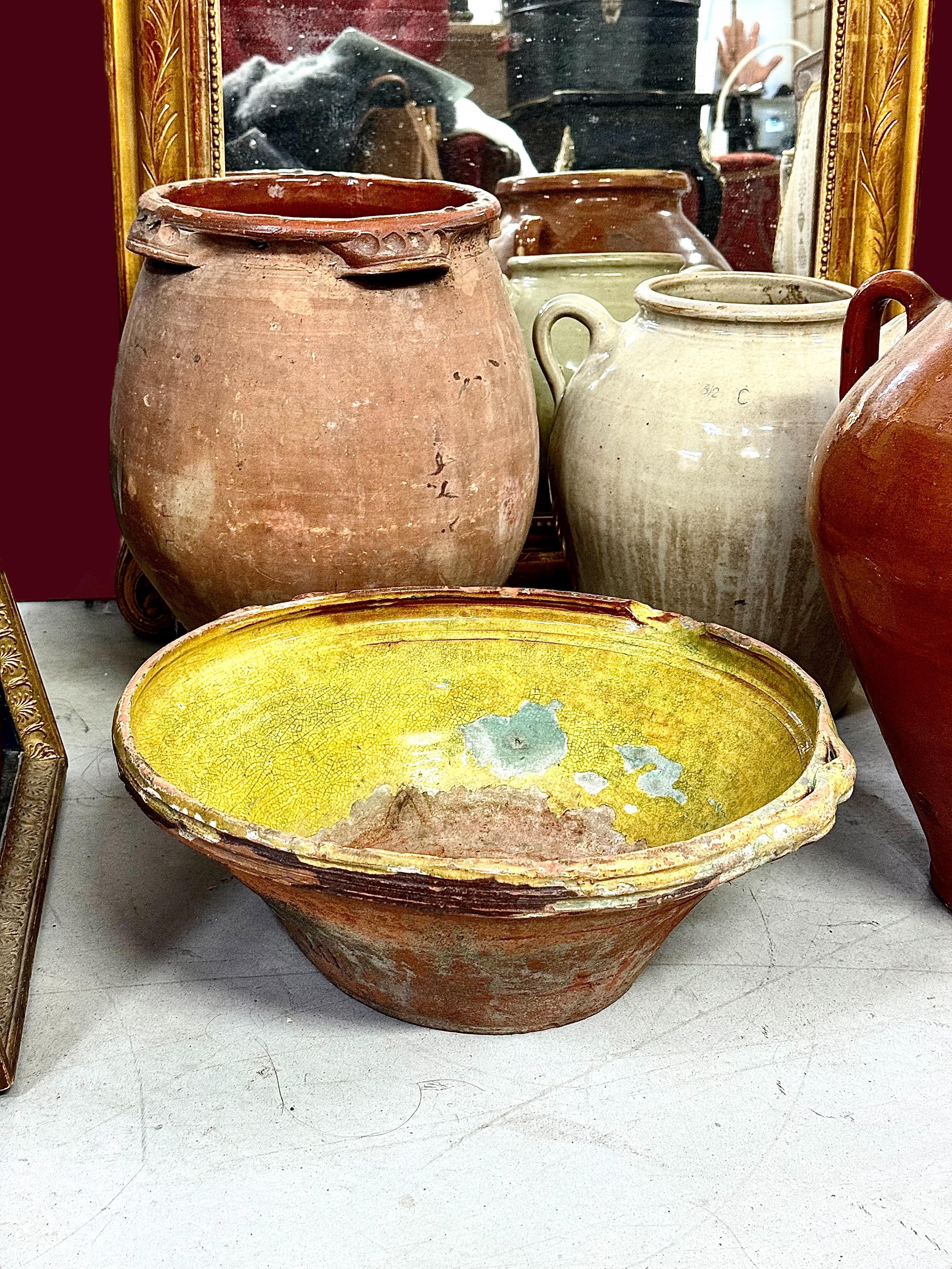 Grande ciotola francese in terracotta del XIX secolo con patina rustica gialla in vendita 9