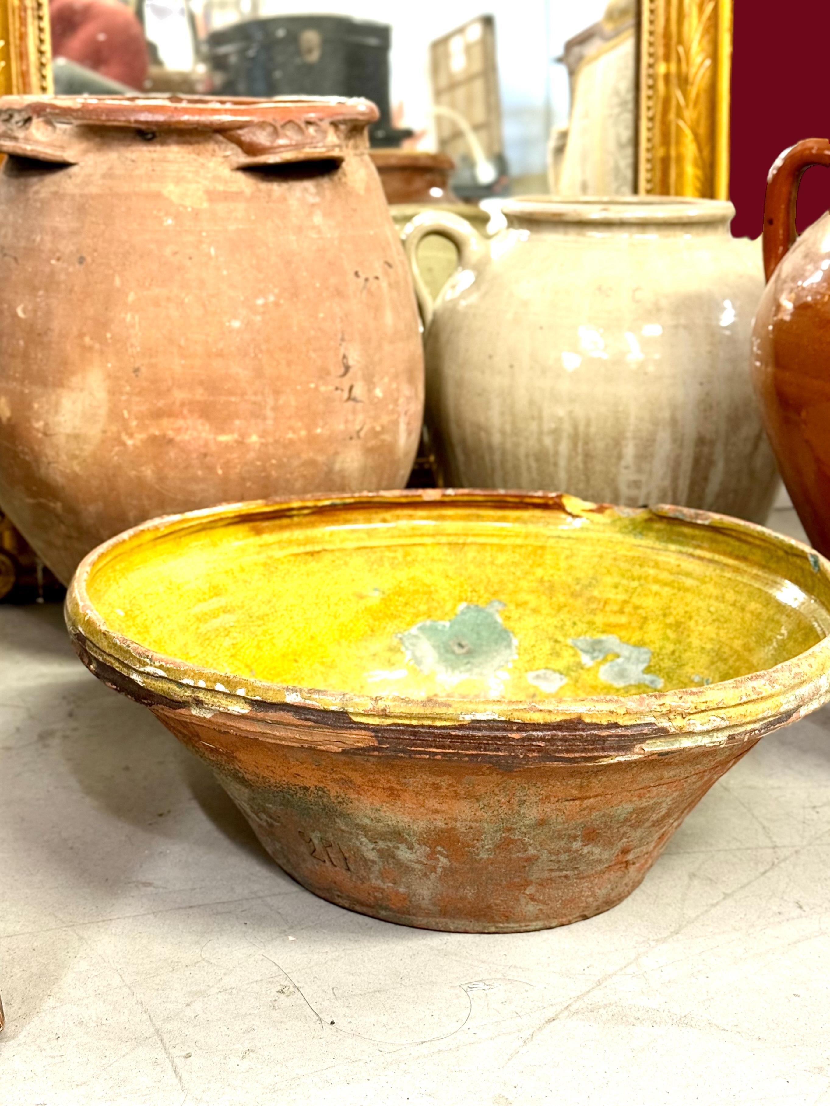Grande ciotola francese in terracotta del XIX secolo con patina rustica gialla in vendita 11