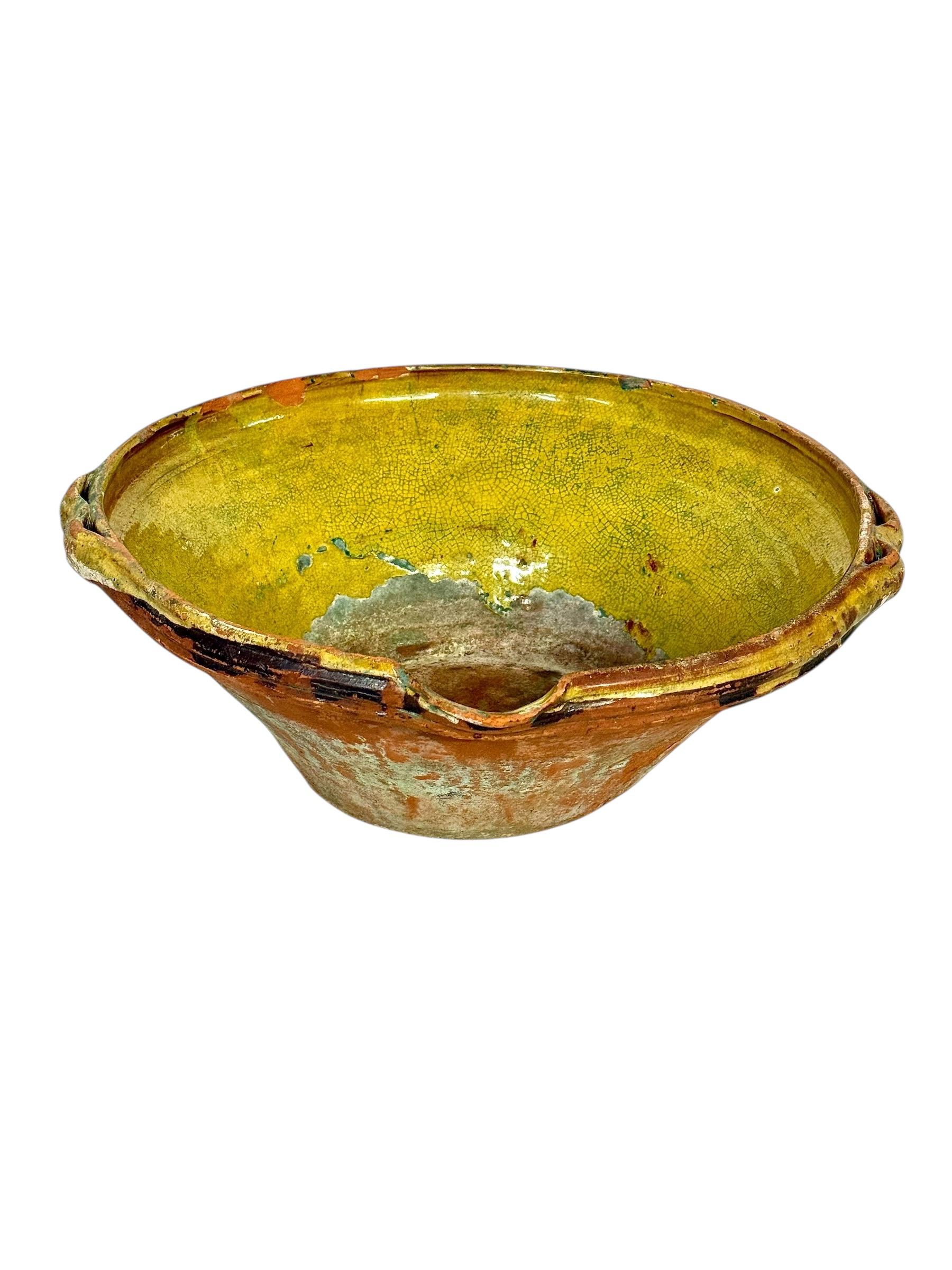 Francese Grande ciotola francese in terracotta del XIX secolo con patina rustica gialla in vendita