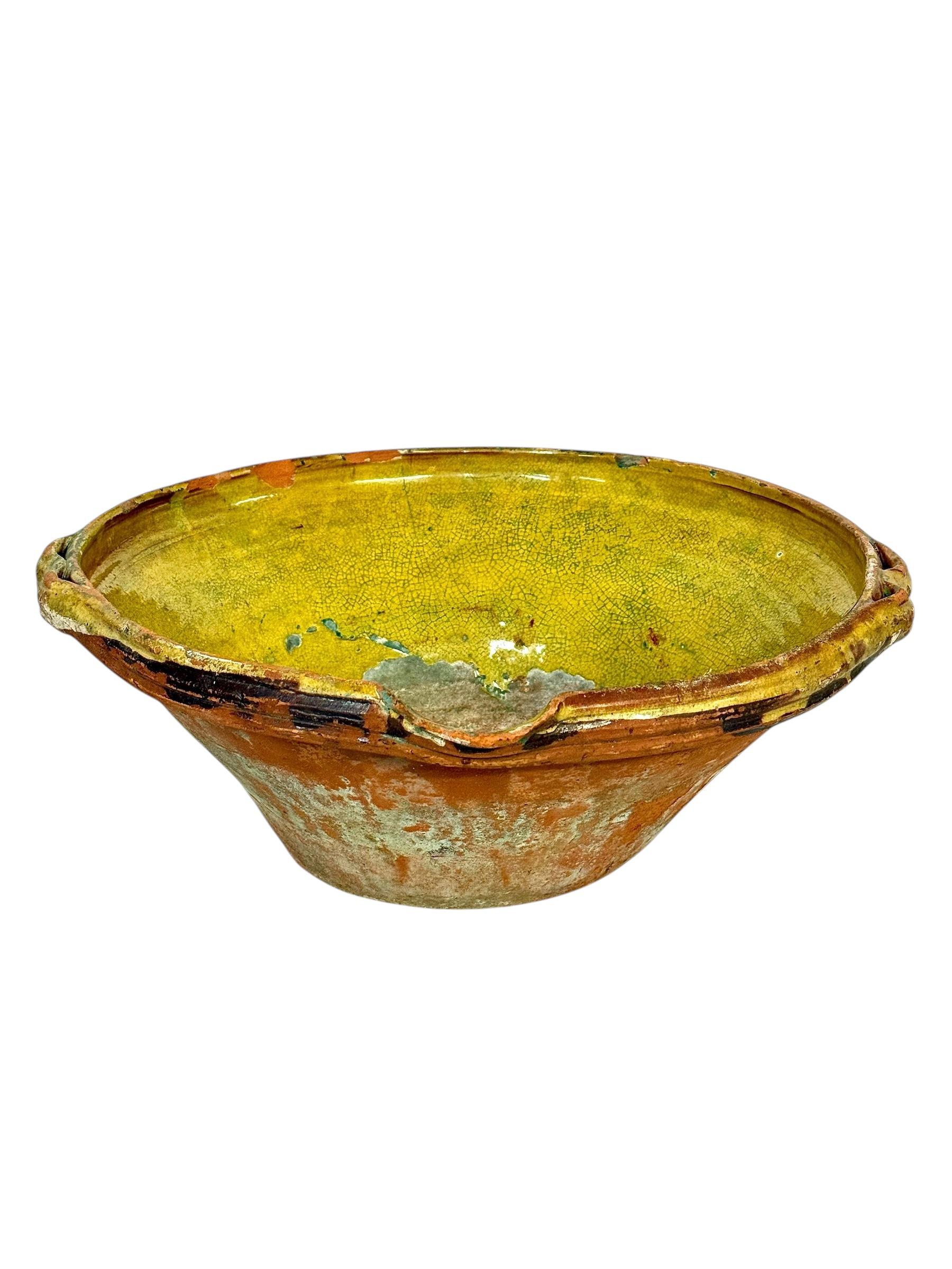 Smaltato Grande ciotola francese in terracotta del XIX secolo con patina rustica gialla in vendita