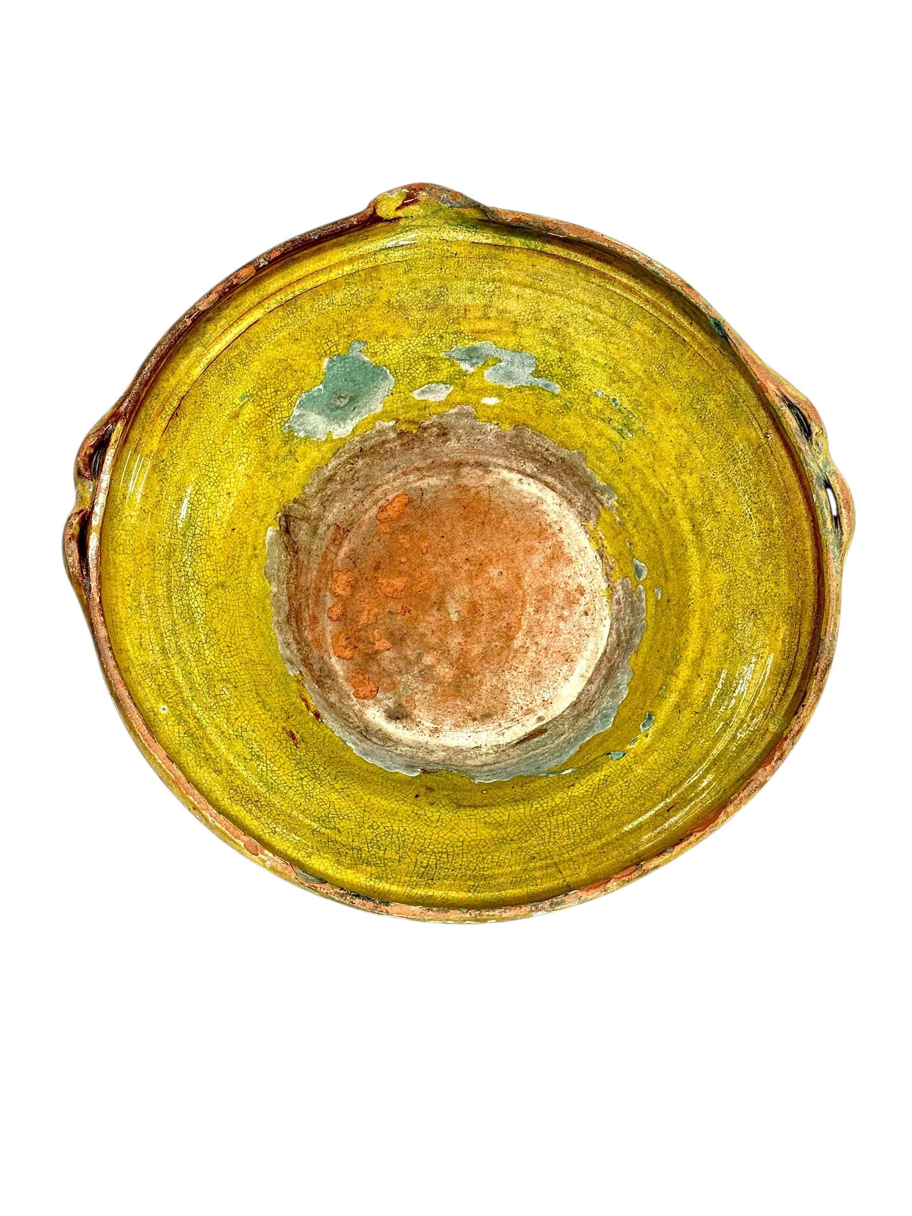 Grande ciotola francese in terracotta del XIX secolo con patina rustica gialla In condizioni buone in vendita a LA CIOTAT, FR