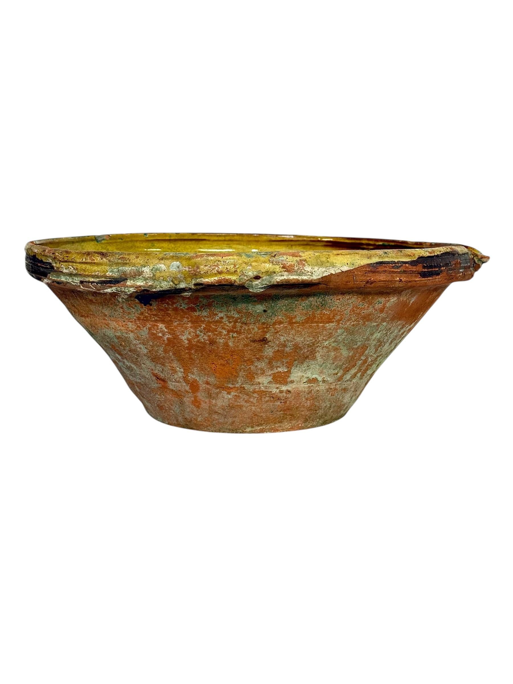 Cotto Grande ciotola francese in terracotta del XIX secolo con patina rustica gialla in vendita