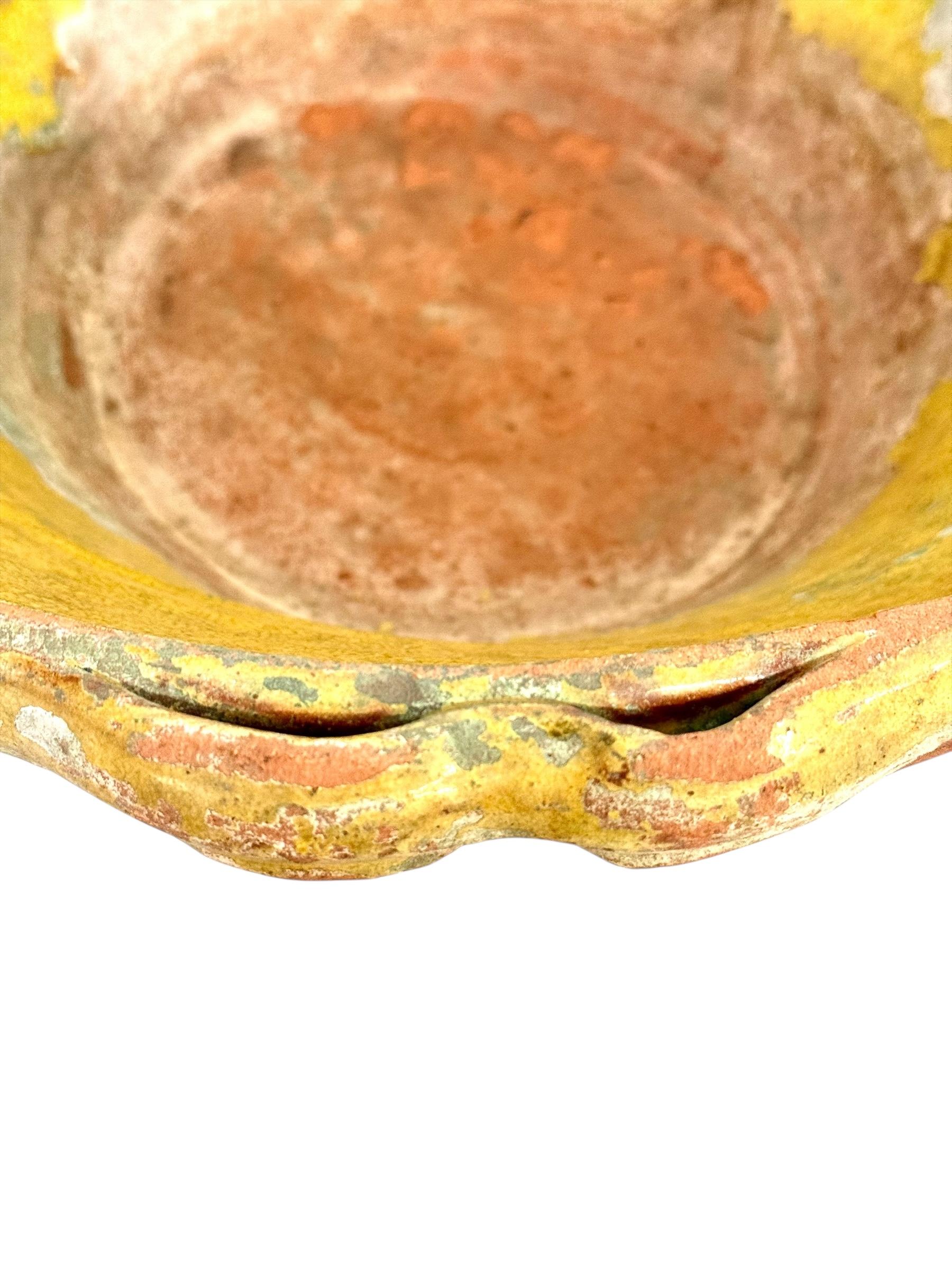 Grande ciotola francese in terracotta del XIX secolo con patina rustica gialla in vendita 1