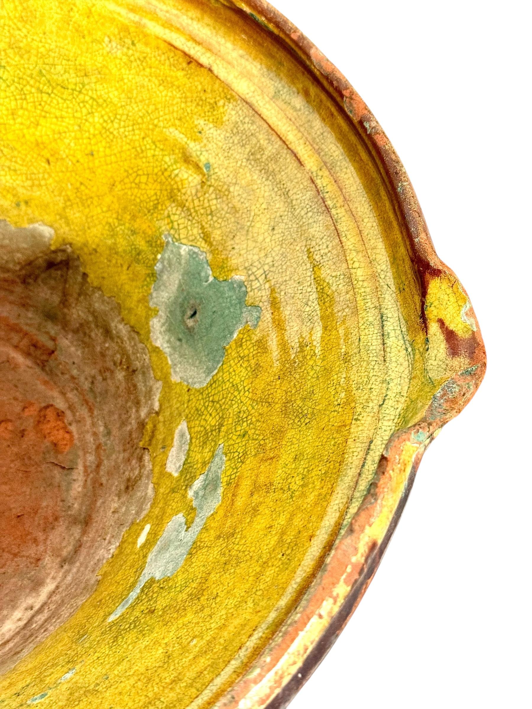 Grande ciotola francese in terracotta del XIX secolo con patina rustica gialla in vendita 2