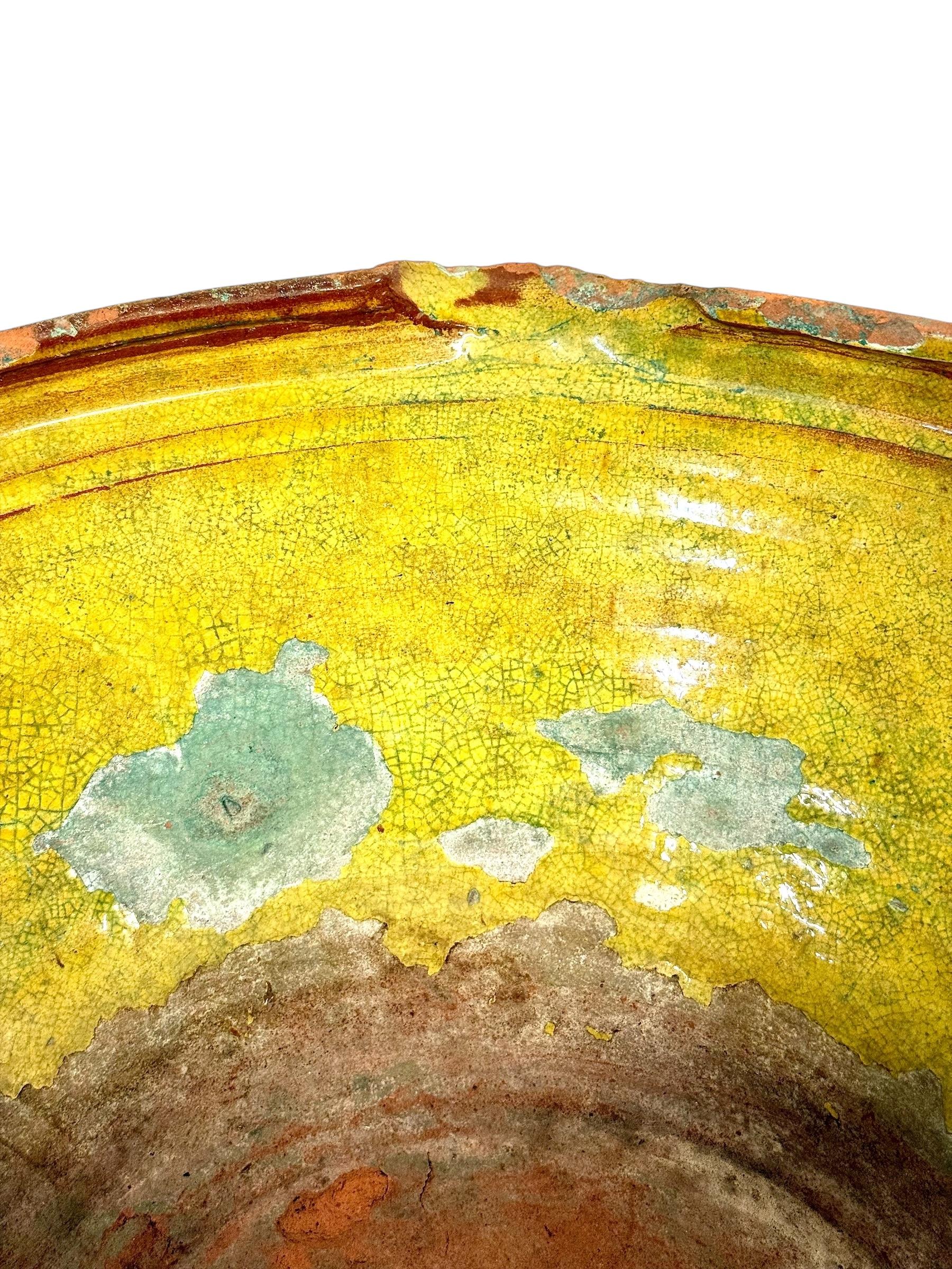 Grande ciotola francese in terracotta del XIX secolo con patina rustica gialla in vendita 3