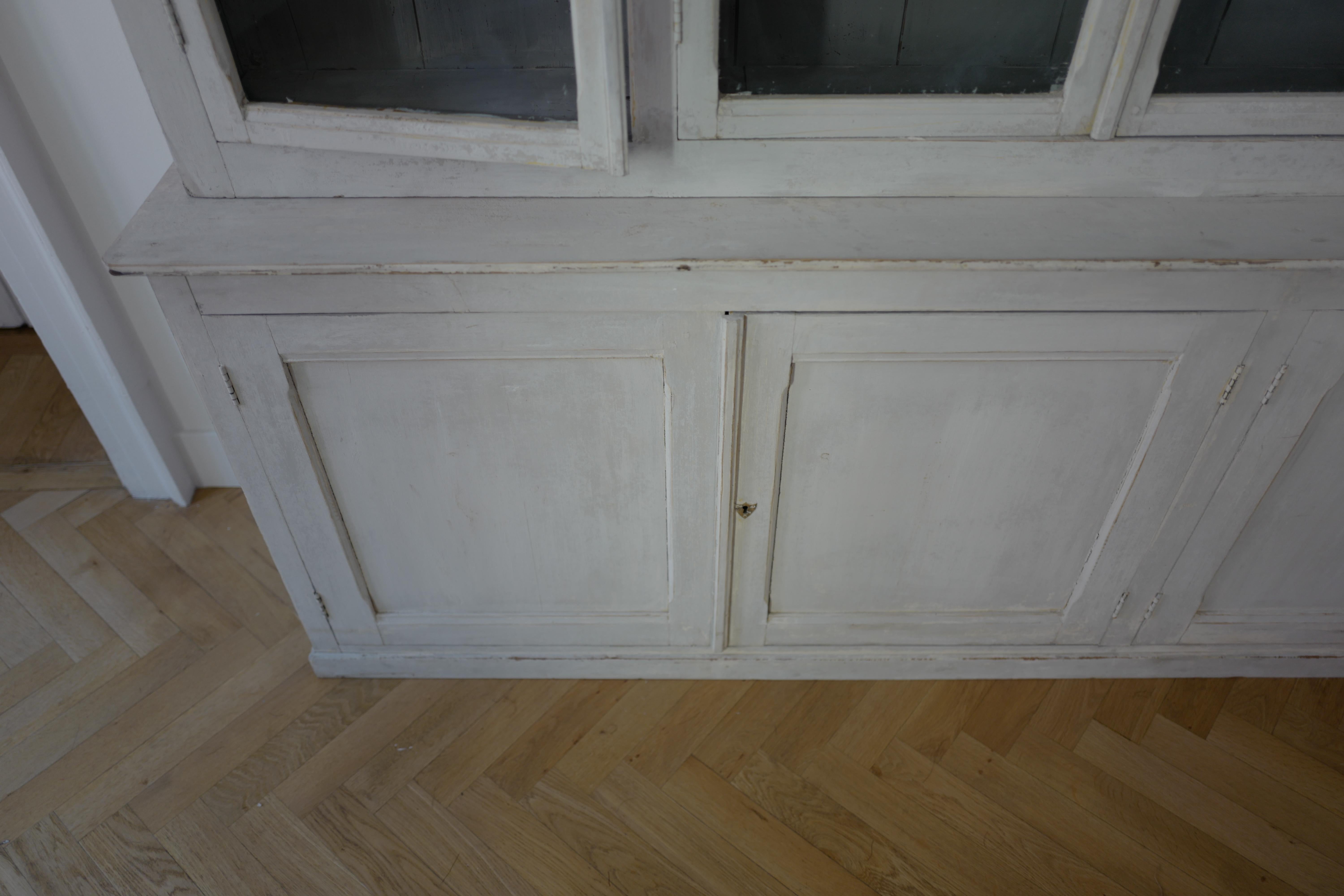 19th Century Large French White Oak Painted Light Grey Bookshelf In Good Condition For Sale In Milano, IT