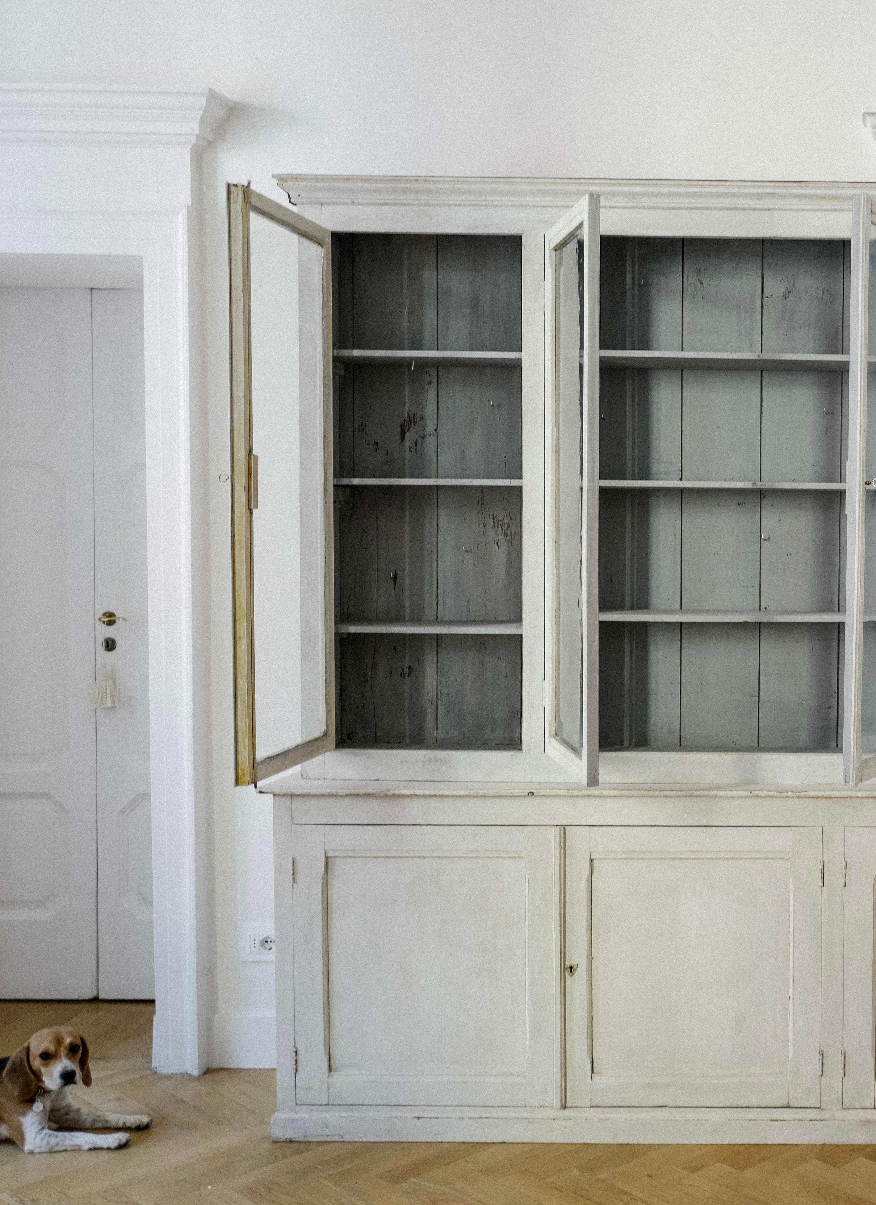 19th Century Large French White Oak Painted Light Grey Bookshelf In Good Condition For Sale In Milano, IT