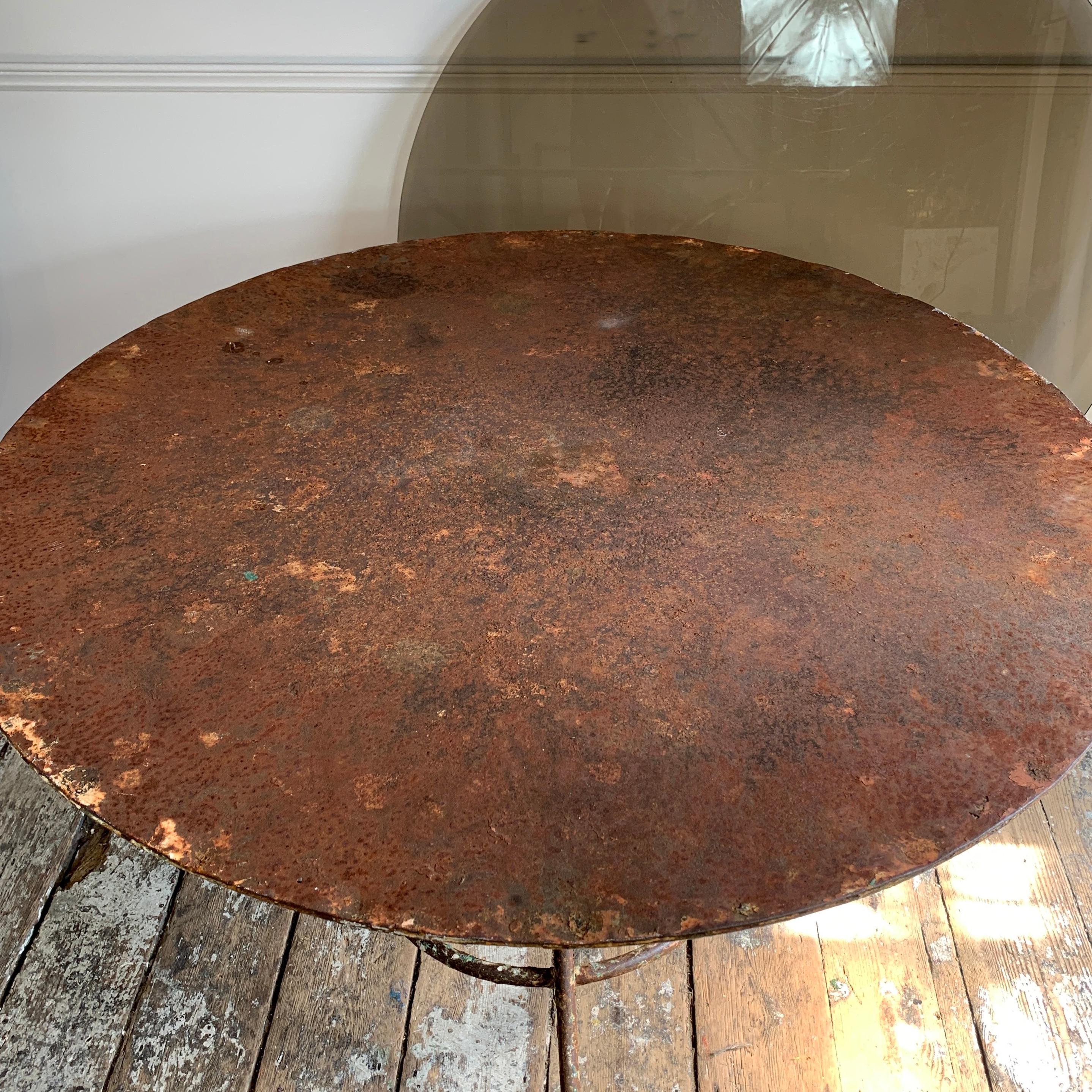 Gran mesa francesa de hierro forjado del siglo XIX con tapa de cristal en venta 7