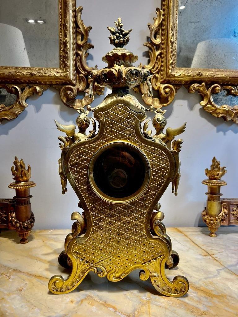 Große vergoldete Bronzeuhr aus dem 19. Jahrhundert aus der Zeit Napoleons III.  (Vergoldet) im Angebot