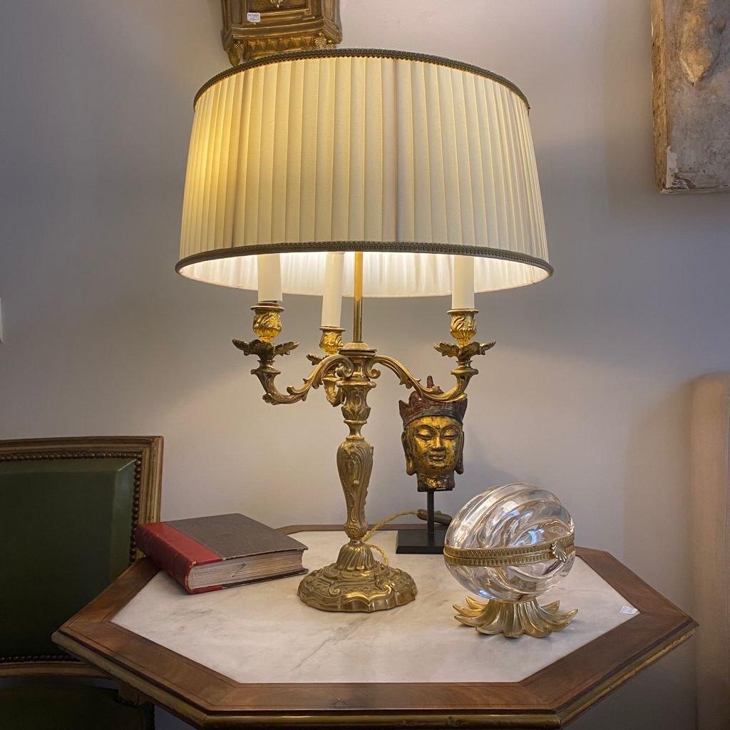 Nous vous présentons cette lampe de bureau grandiose, conçue dans le style Louis XV de transition. Ce type de lampe est souvent appelé 