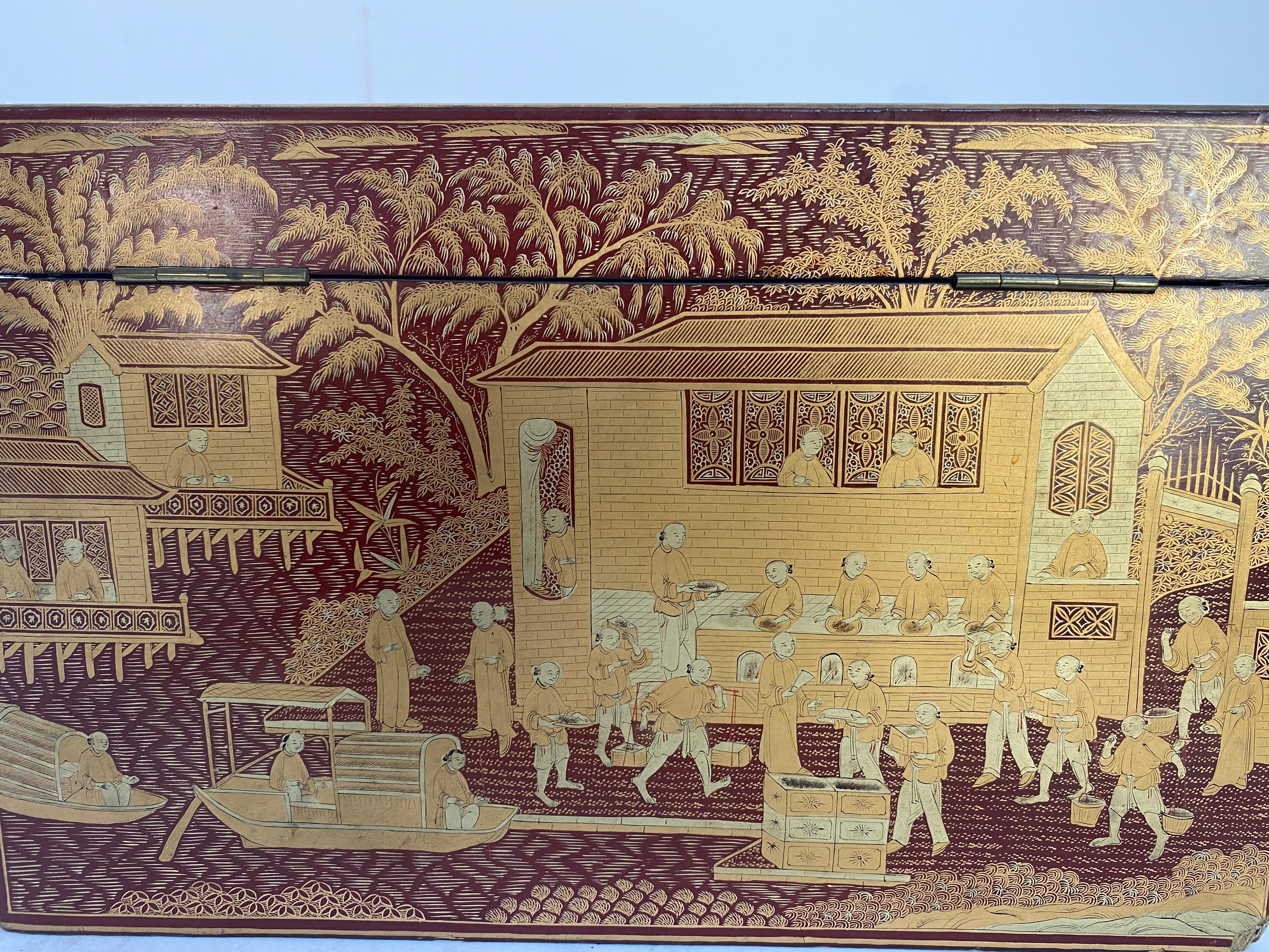 Grande boîte à thé chinoise du 19ème siècle en laque dorée en vente 2