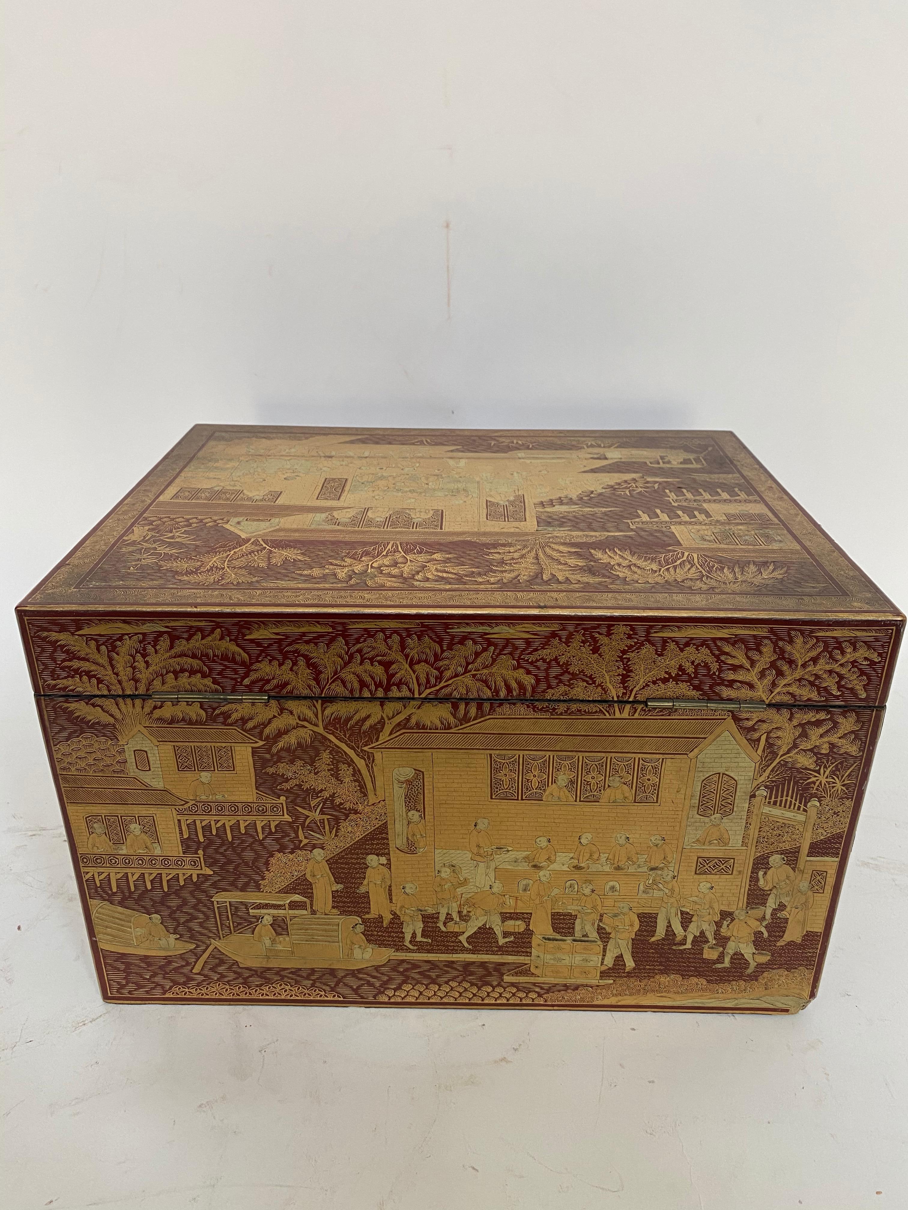 Grande boîte à thé chinoise du 19ème siècle en laque dorée en vente 3