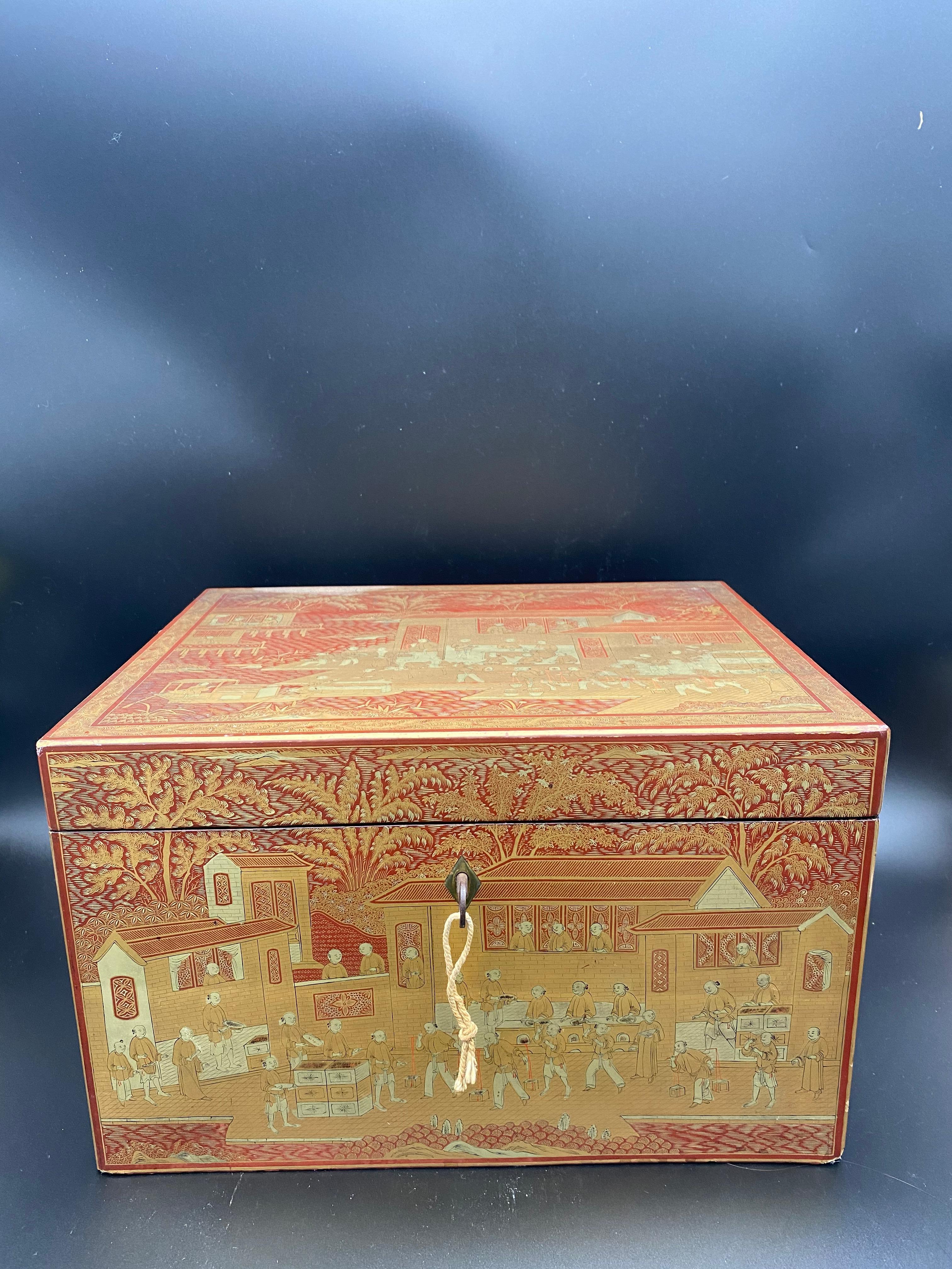 Grande boîte à thé chinoise du 19ème siècle en laque dorée en vente 10