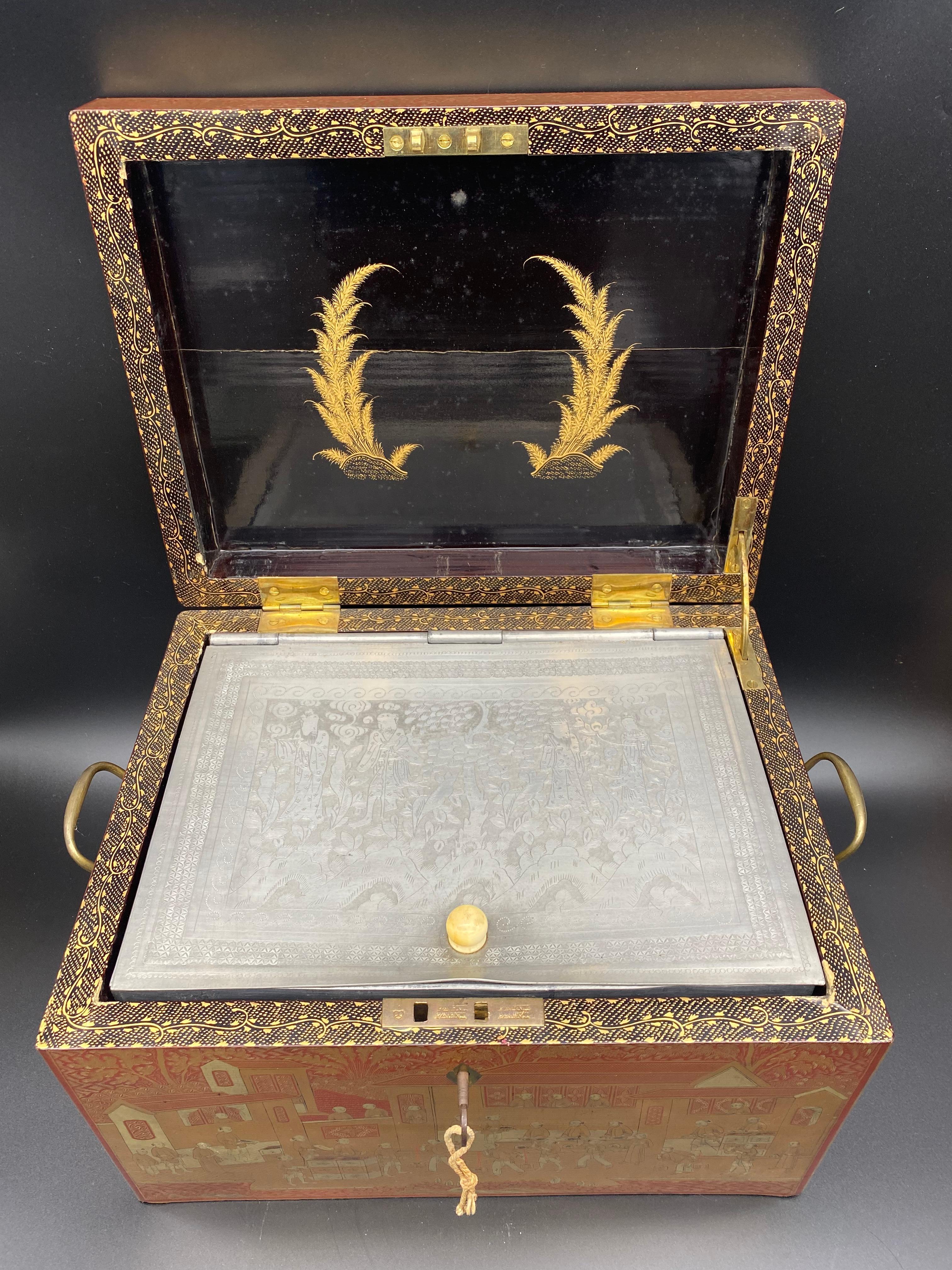 19th Century Large Gilt Lacquer Chinese Tea Caddy For Sale 14