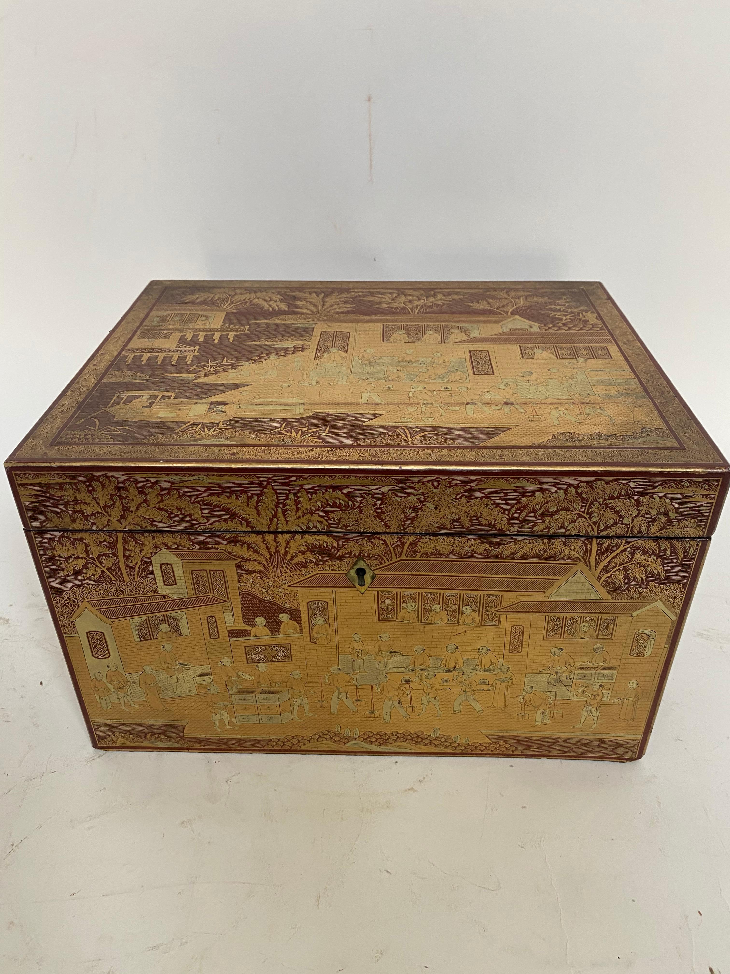 19th century golden black lacquer Chinese tea caddy with big pewter and a key, the rectangular-section body decorated with panels of landscapes, a very beautiful piece. See more pictures, measures: 8.25