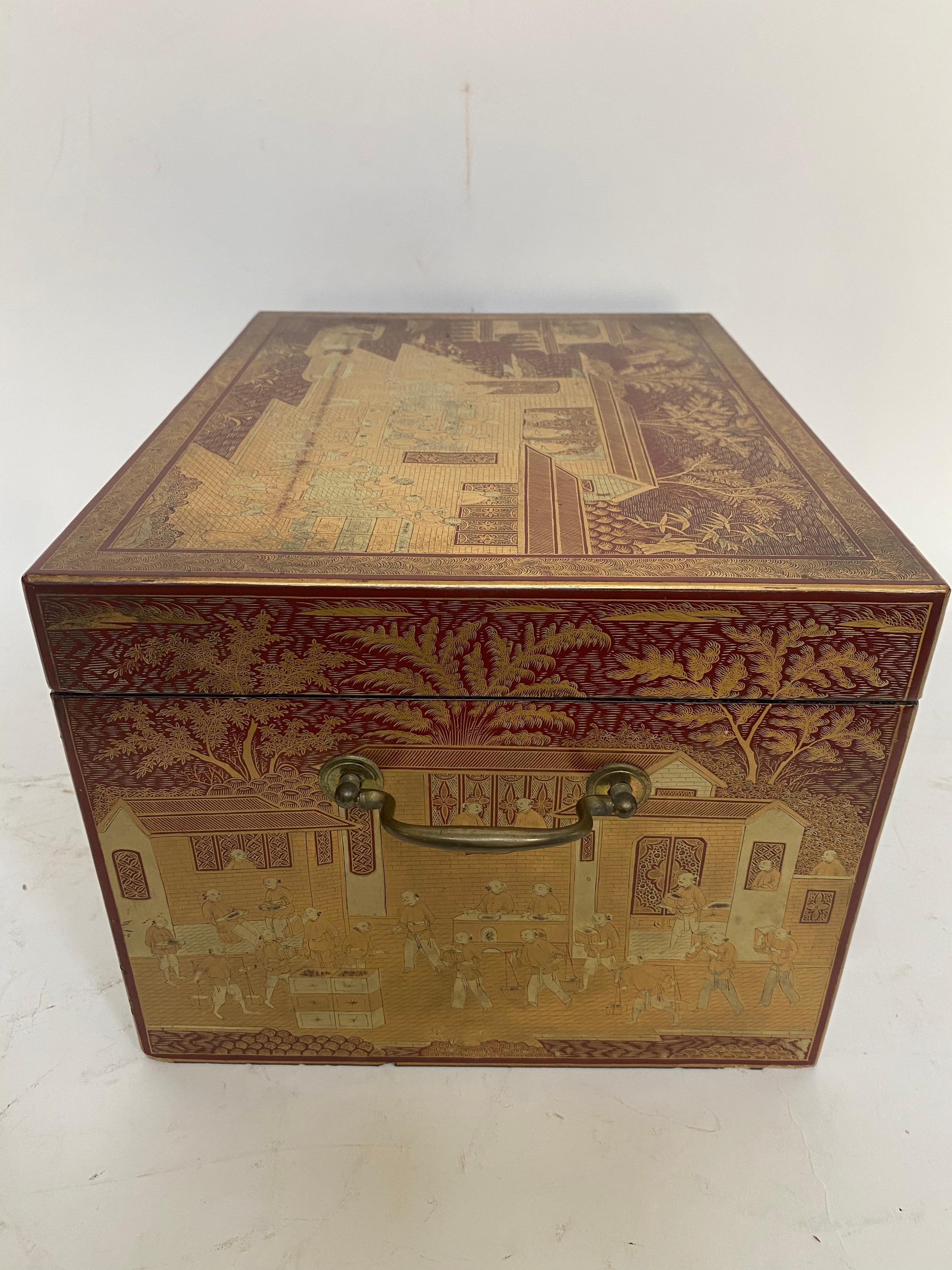 XIXe siècle Grande boîte à thé chinoise du 19ème siècle en laque dorée en vente