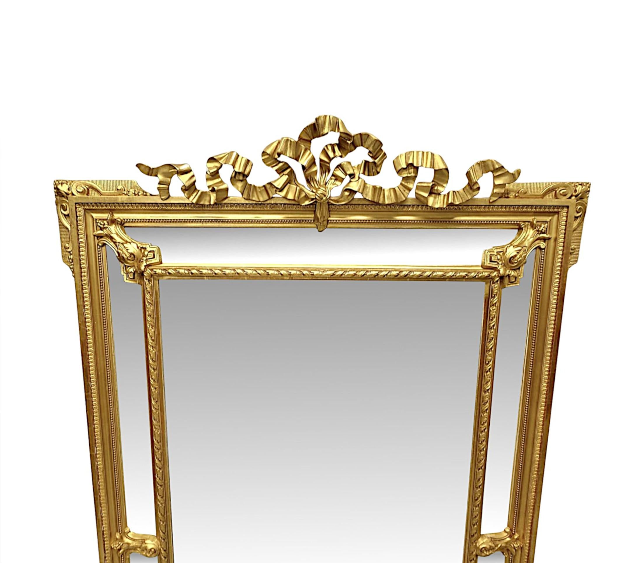 Splendido specchio da ingresso o da parete in legno dorato del XIX secolo, di grandi proporzioni e di qualità eccezionale.  La lastra centrale di vetro a specchio di forma rettangolare è delimitata da un'ulteriore serie di sei lastre di vetro