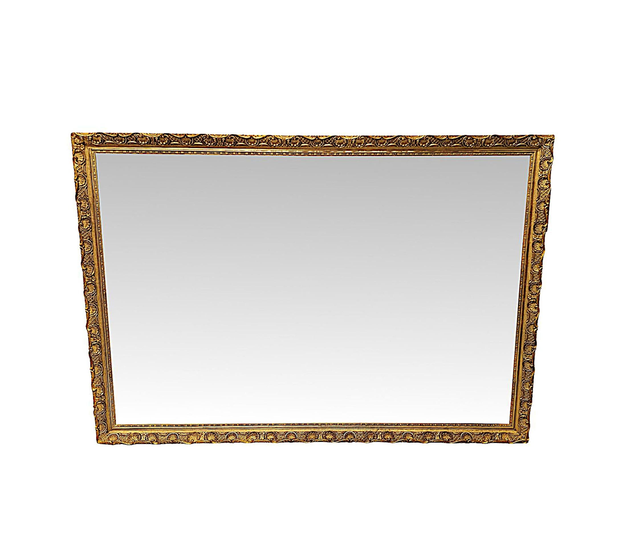 Uno splendido specchio da ingresso in legno dorato del XIX secolo di grandi proporzioni, di qualità eccezionale e che può essere appeso sia in formato orizzontale che verticale.  La lastra di vetro a specchio di forma rettangolare è incastonata in
