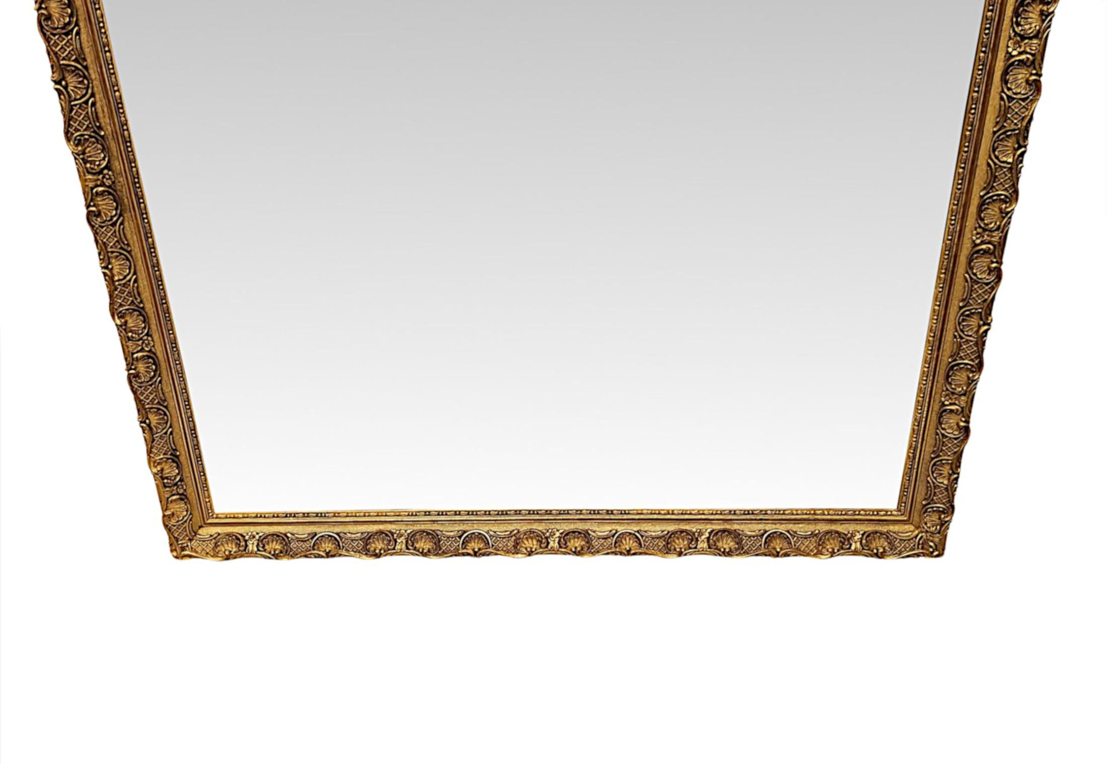 Grande specchio in legno dorato del XIX secolo con dettaglio di conchiglia in vendita 1