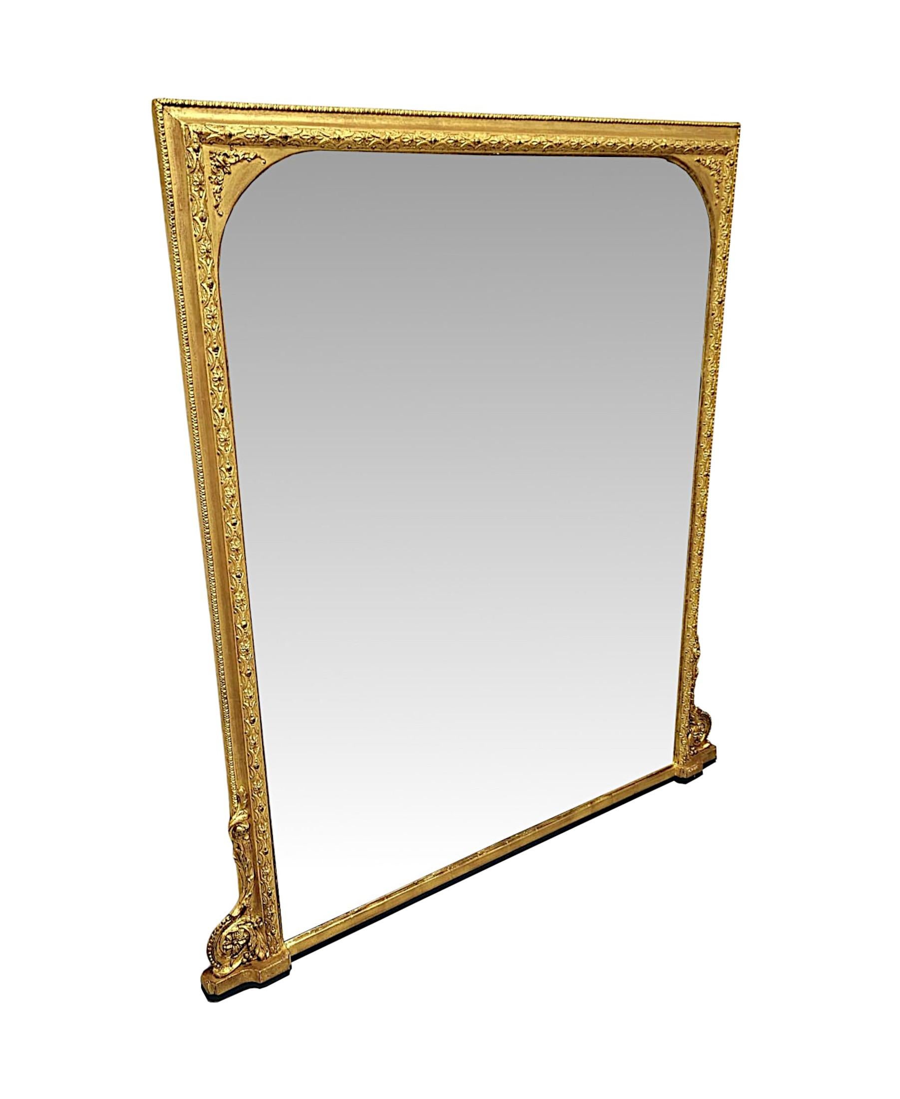 Très beau miroir à trumeau en bois doré du XIXe siècle, de grandes proportions et d'une qualité exceptionnelle.  La plaque de verre miroir de forme rectangulaire avec des retours d'angle supérieurs incurvés avec des détails de feuillage en volutes