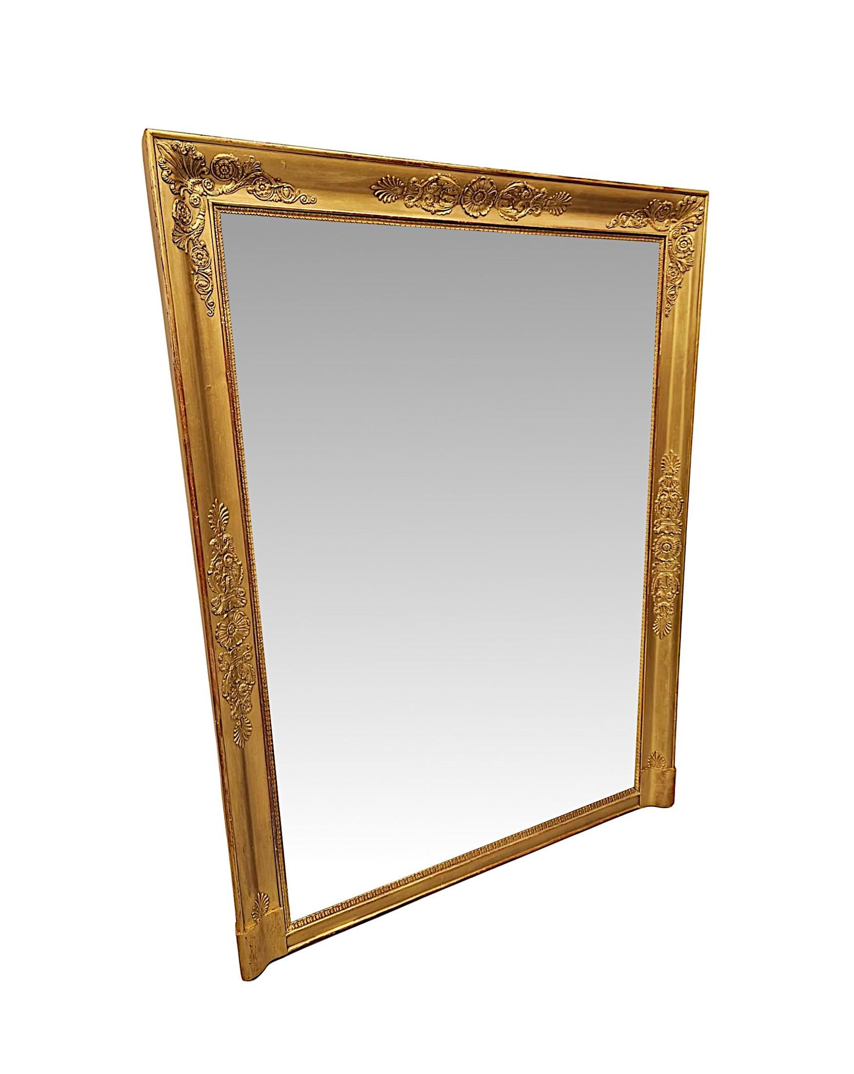 Splendido specchio in legno dorato del XIX secolo, di proporzioni grandiose e di qualità eccezionale.  Il piatto originale in vetro specchiato, di forma rettangolare e con deliziosi dettagli rovinati, è incastonato all'interno di una cornice in