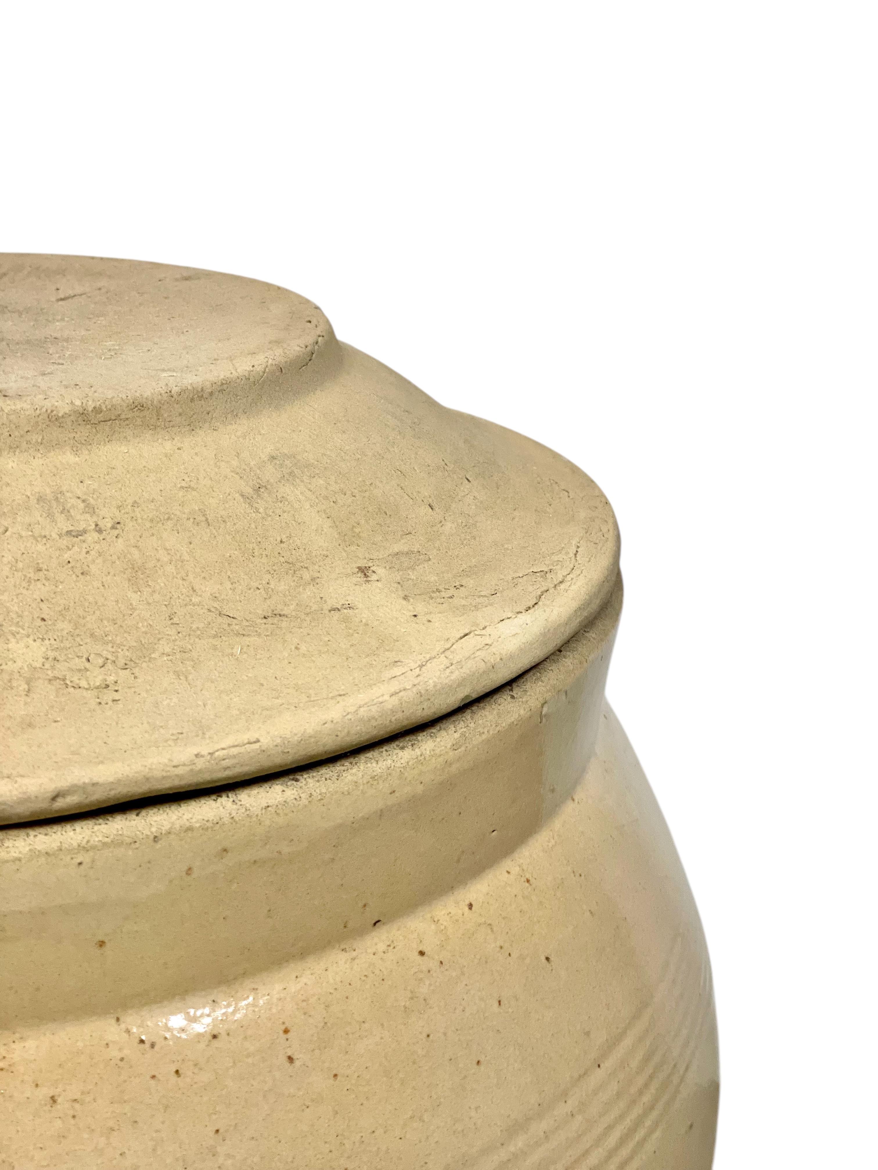 Grand pot à confiture en terre cuite émaillée du 19ème siècle avec couvercle et poignées en vente 4