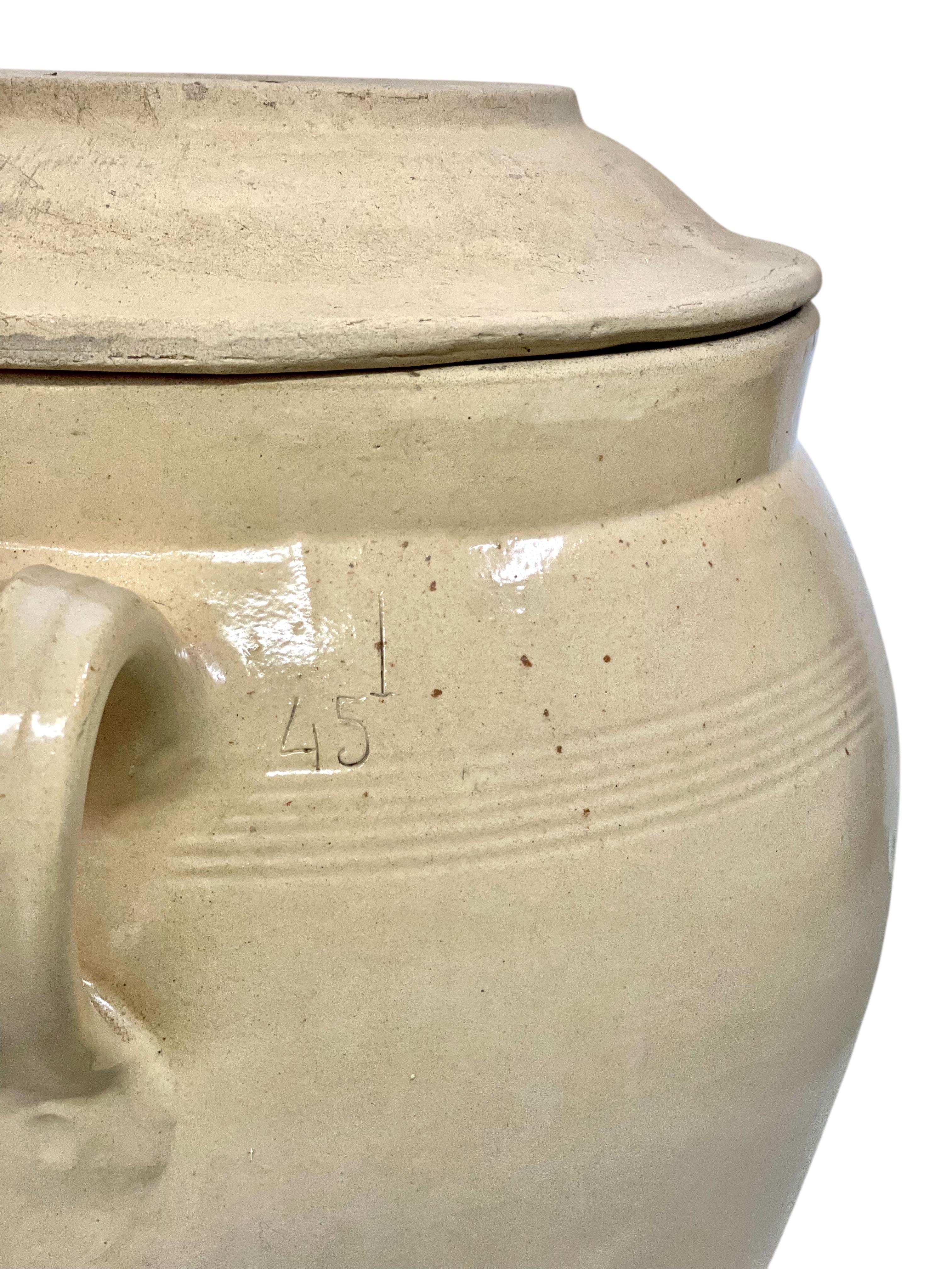 Grand pot à confiture en terre cuite émaillée du 19ème siècle avec couvercle et poignées en vente 5