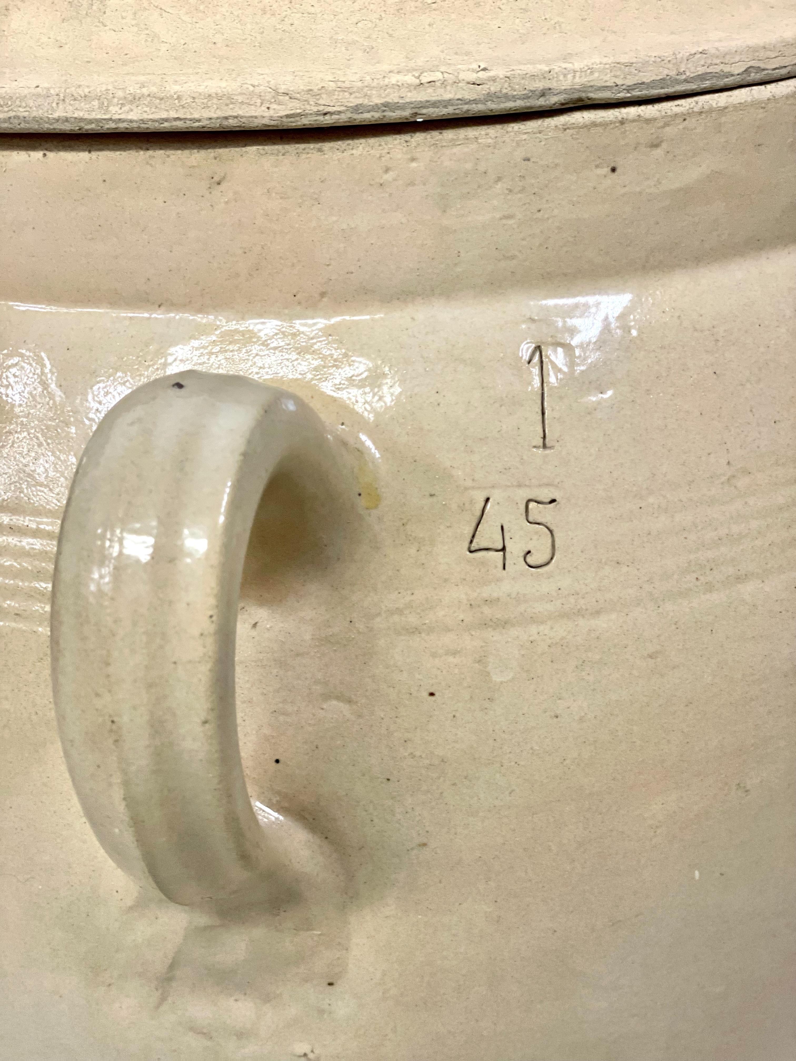 XIXe siècle Grand pot à confiture en terre cuite émaillée du 19ème siècle avec couvercle et poignées en vente