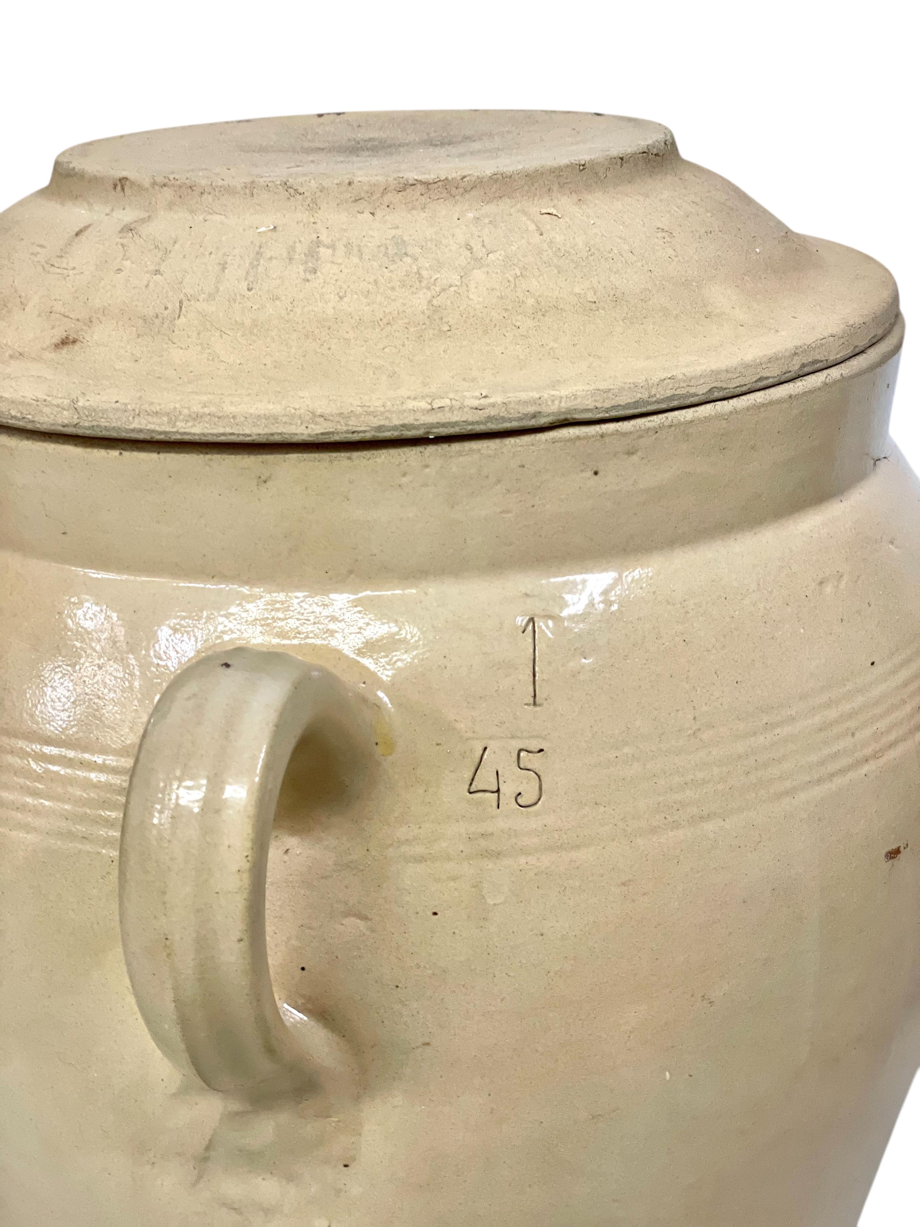 Poterie Grand pot à confiture en terre cuite émaillée du 19ème siècle avec couvercle et poignées en vente