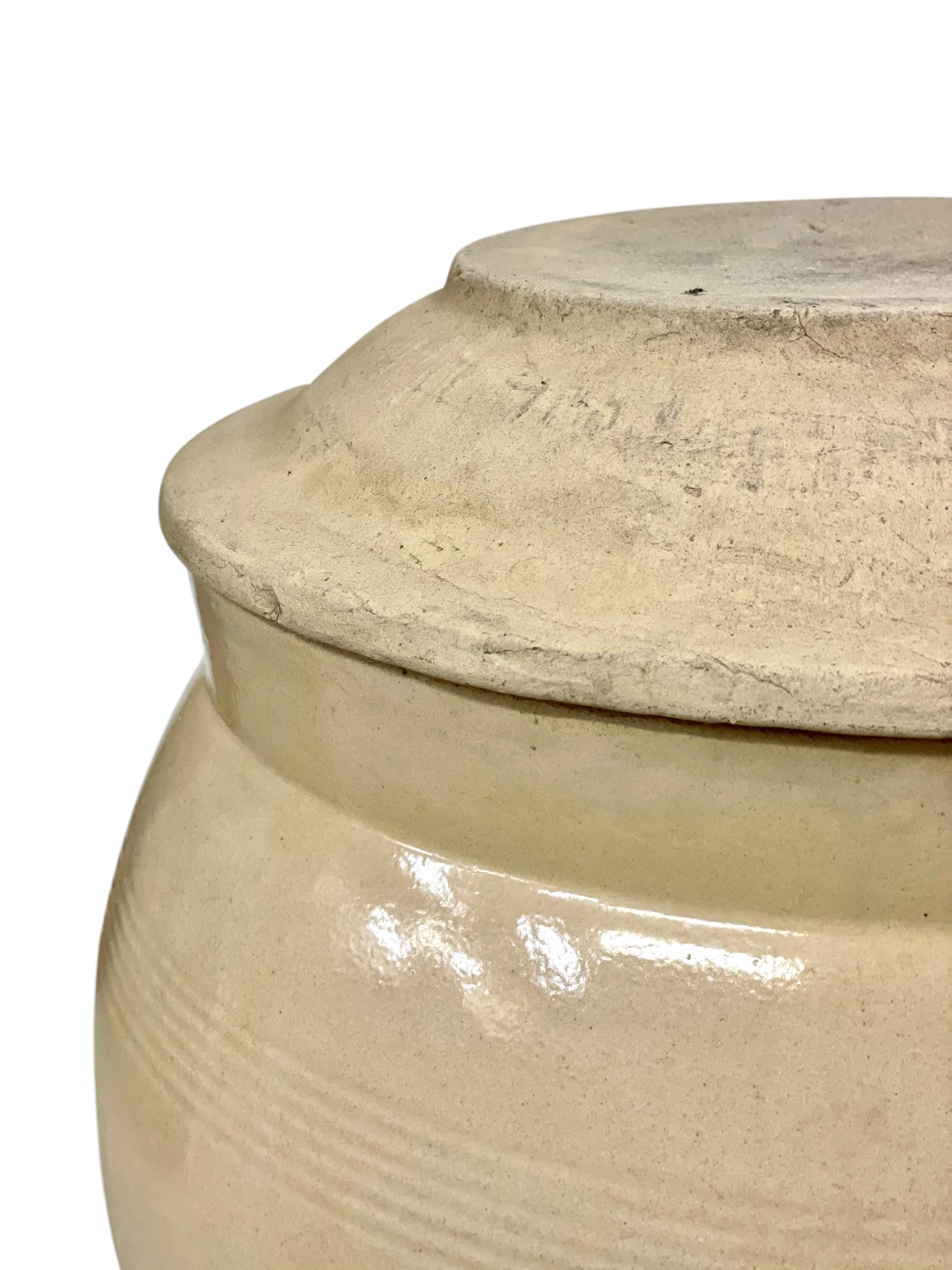 Grand pot à confiture en terre cuite émaillée du 19ème siècle avec couvercle et poignées en vente 3