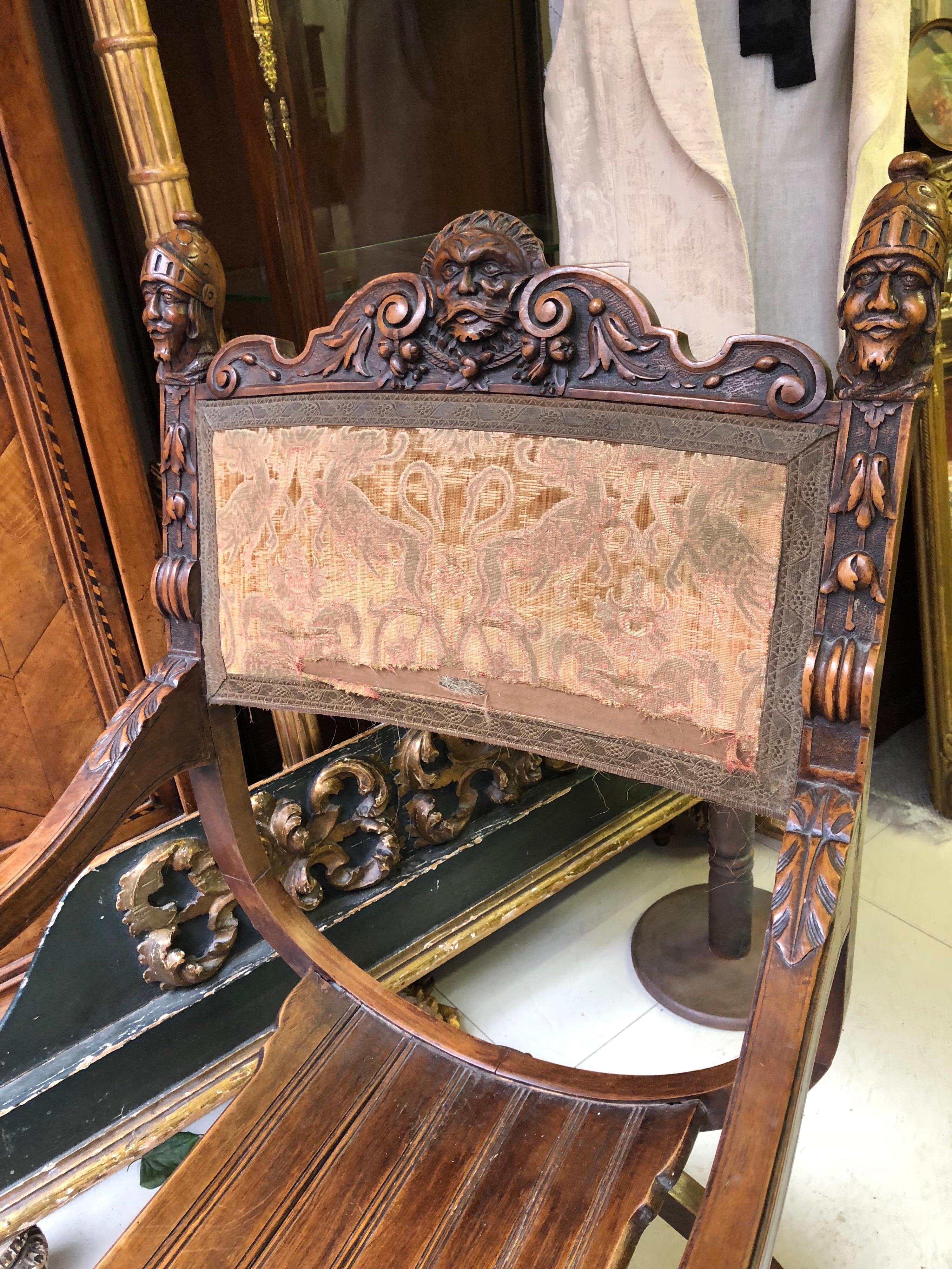 Großer handgeschnitzter Savonarola-Stuhl aus Nussbaumholz, Henry II.-Stil, 19. Jahrhundert 7