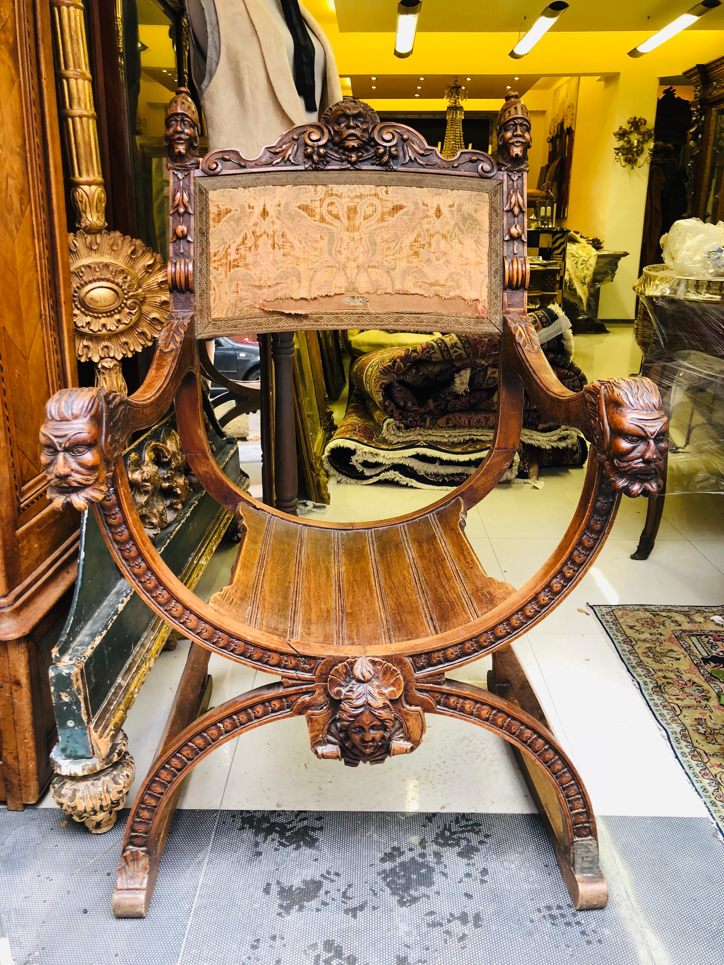Großer handgeschnitzter Savonarola-Stuhl aus Nussbaumholz, Henry II.-Stil, 19. Jahrhundert (Französisch)